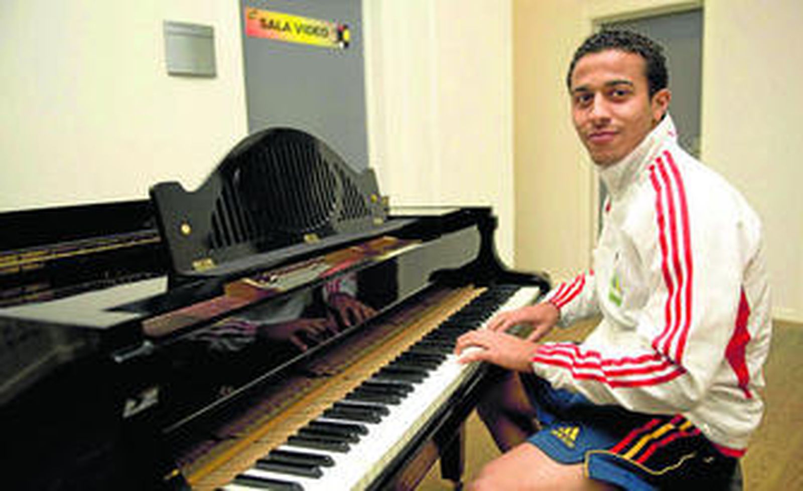 Thiago Alcántara posa junto a un piano en el hotel de la sub 21 en Silkeborg.