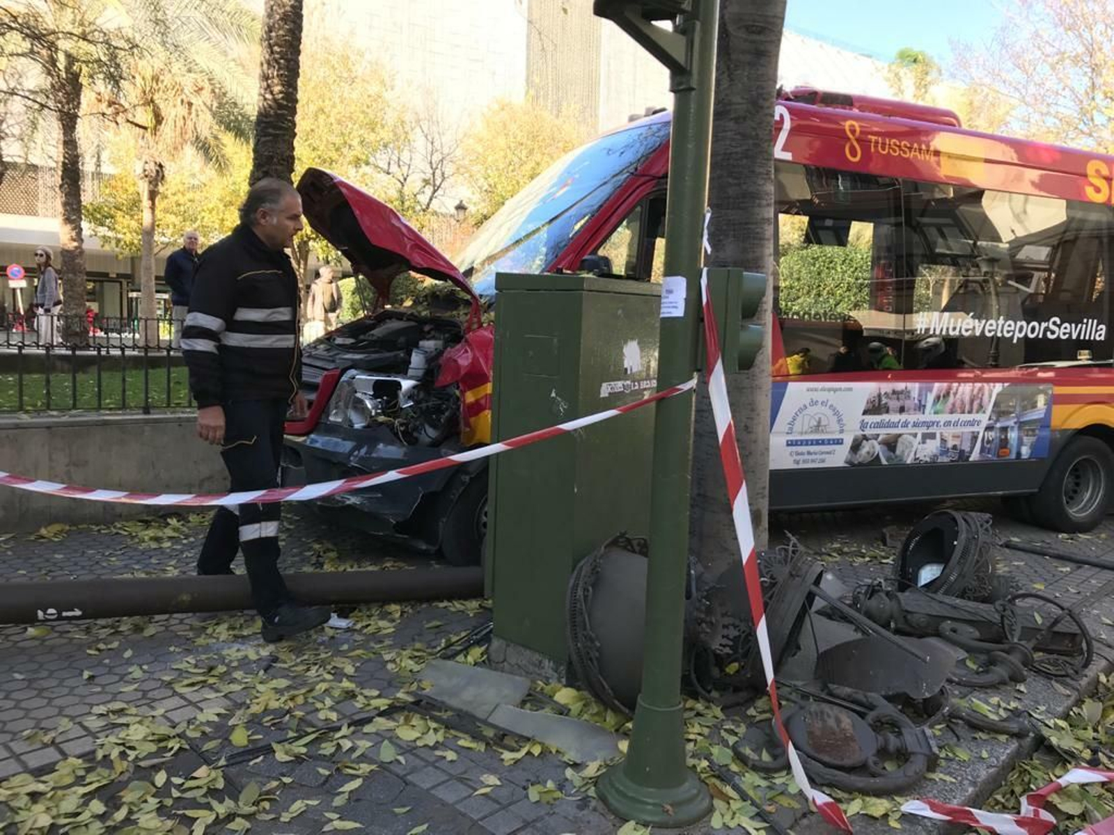 Fotos del accidente del autobús de Tussam en la Plaza del Duque