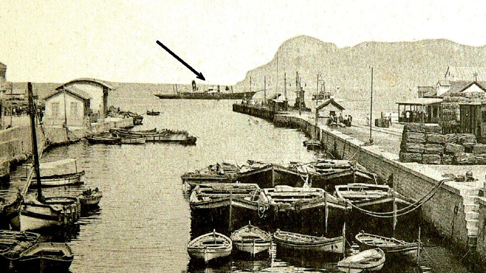 Señalado con una flecha, el buque 'Joaquín Piélago' fondeado frente a la desembocadura del río de la Miel en torno al año 1910 (Colección particular).