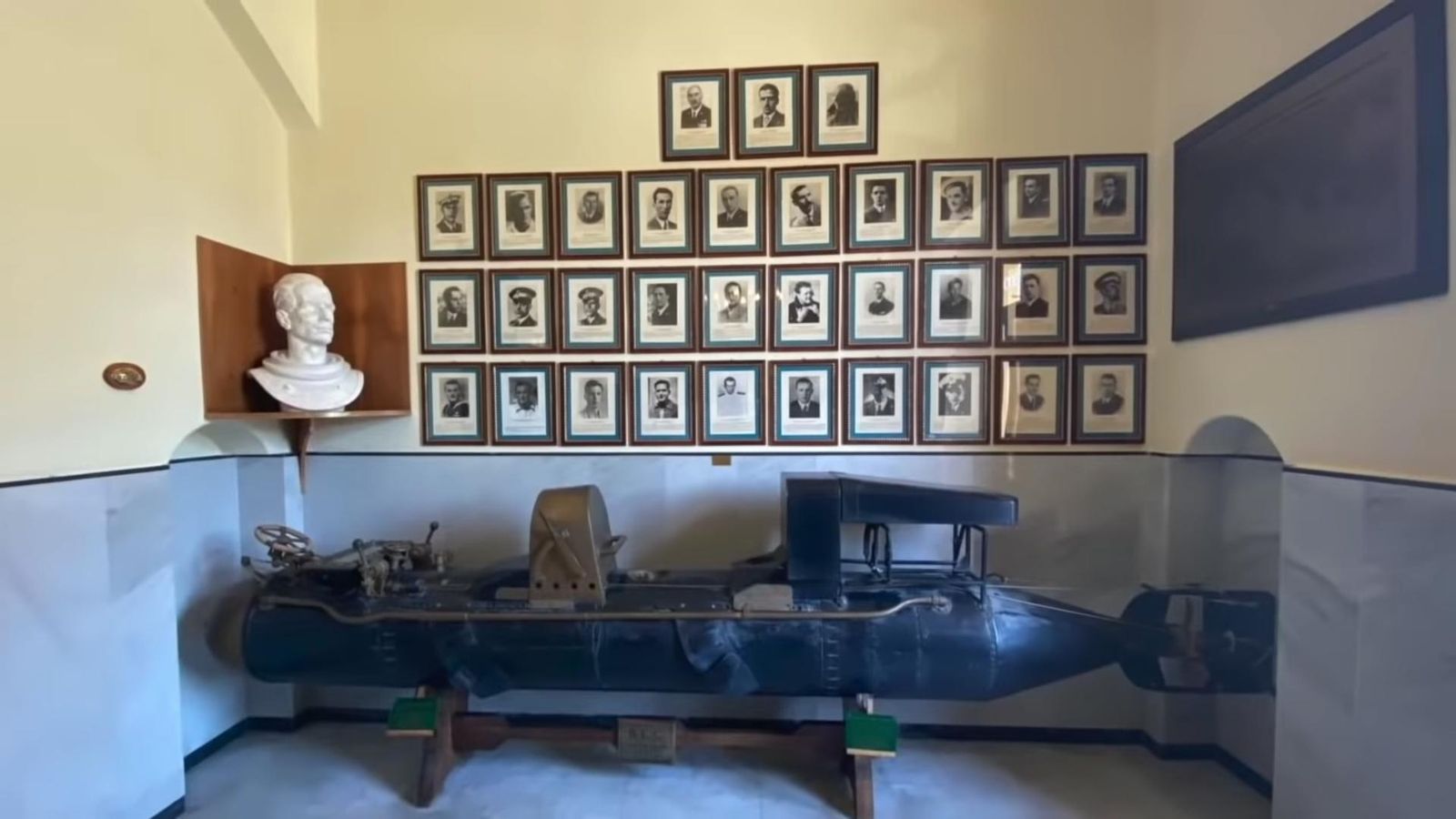 El 'Torpedo del Espigón', objeto de culto para la Marina italiana, tal como hoy puede ser visto en el Sacrario dedicado a los Mezzi s ́Assalto en la Fortaleza de Varignano, actual sede del Comando Raggruppamento Subacquei e Incursori que lleva el nombre de Teseo Tesei.