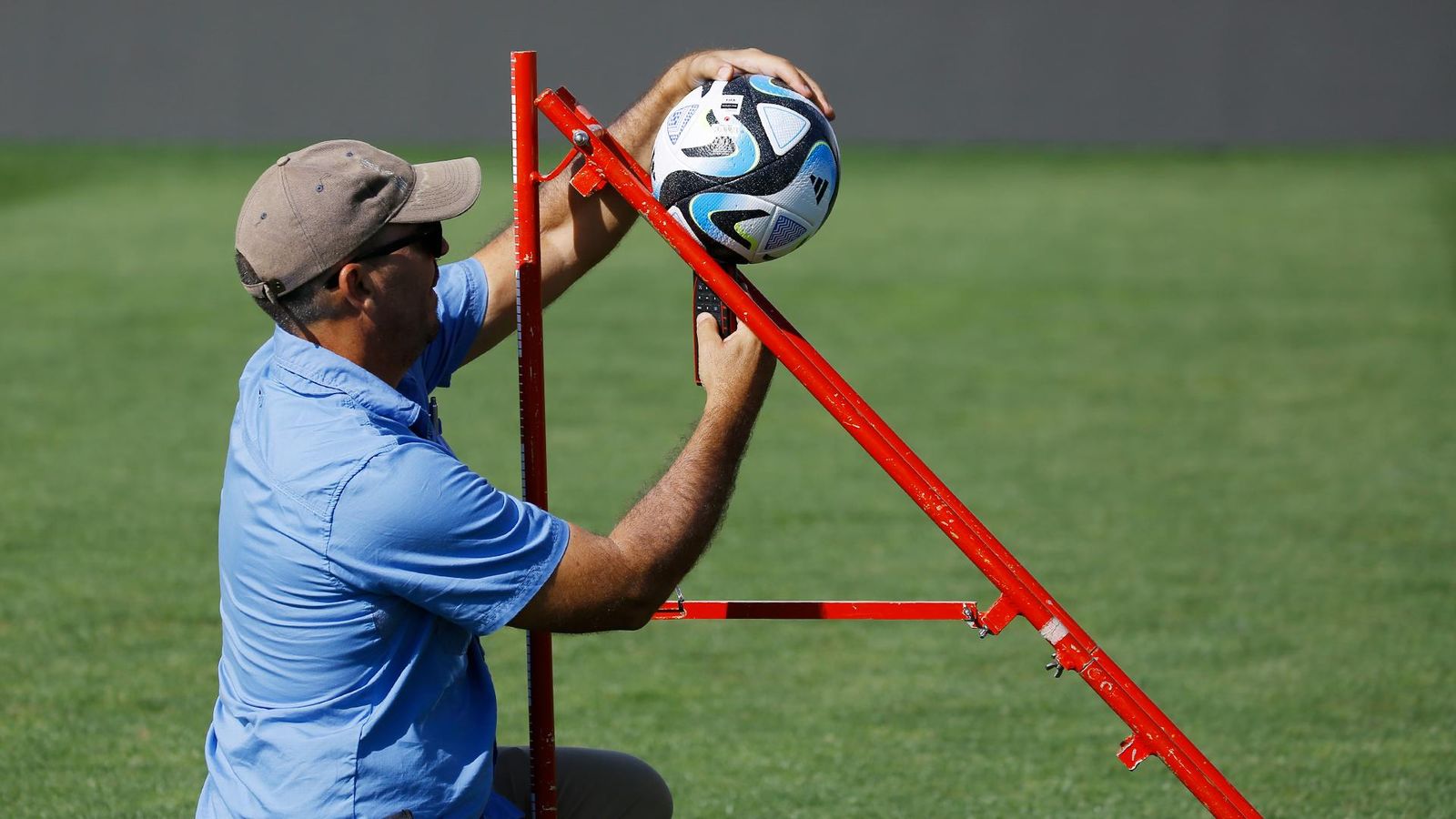 Una de las pruebas que realiza la FIFA en la Ciudad Deportiva Granada CF