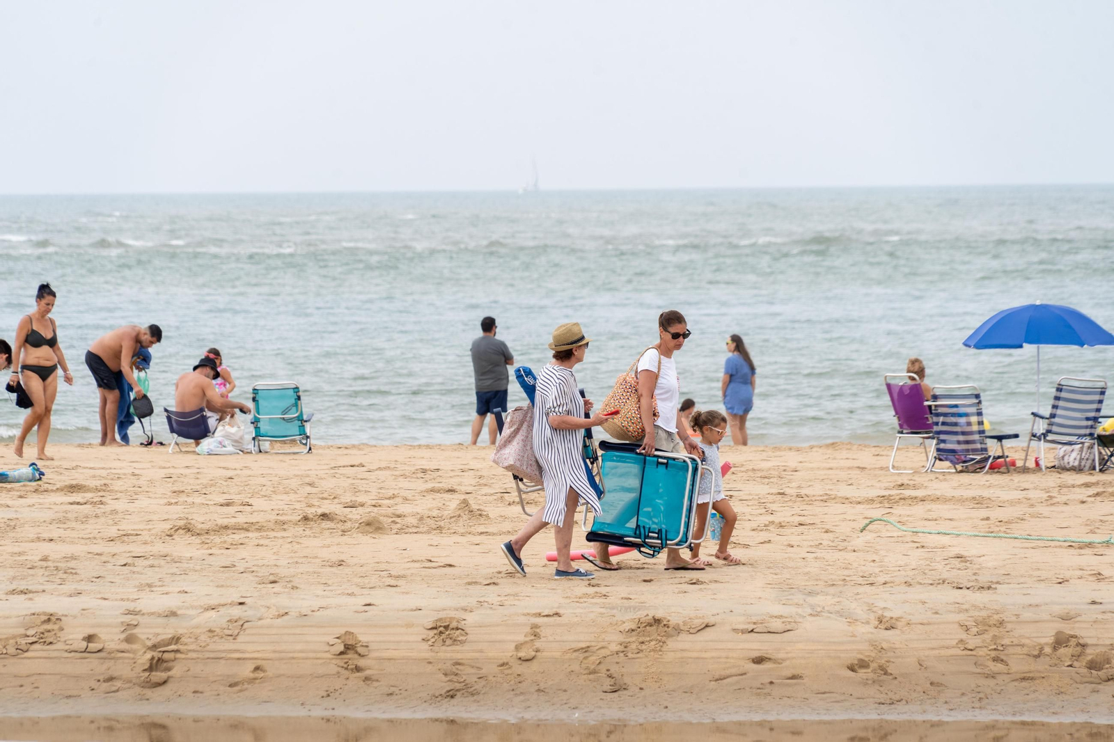 La mañana nublada en las playas de El Portíl