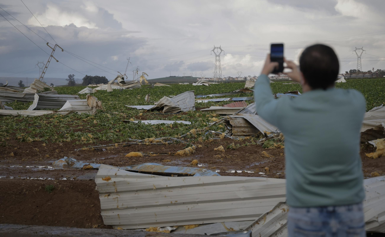 Las fotos del paso de un tornado por Alcalá del Río