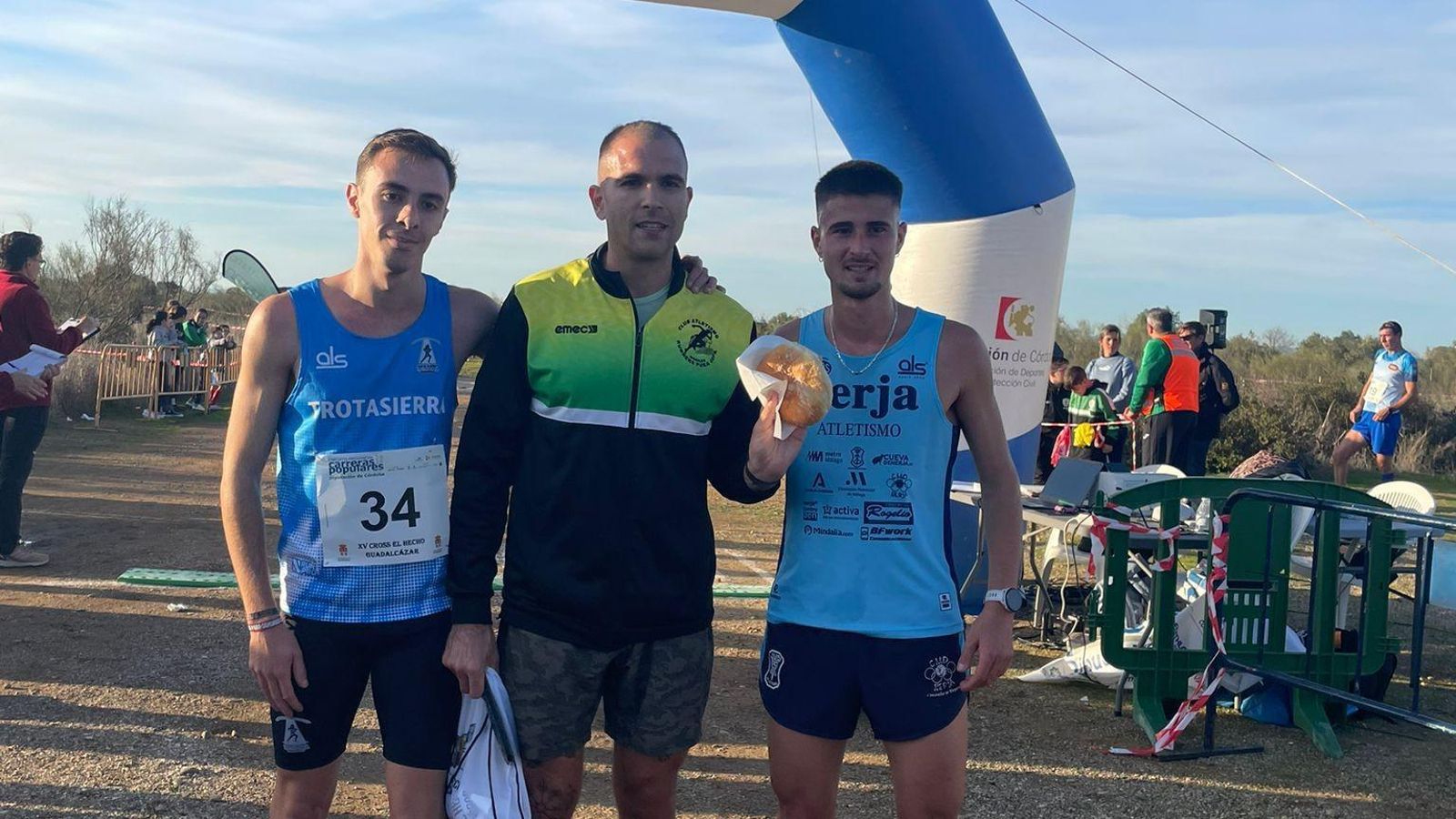 Jesús Alguacil posa junto a Javier Prieto y Joaquín García.