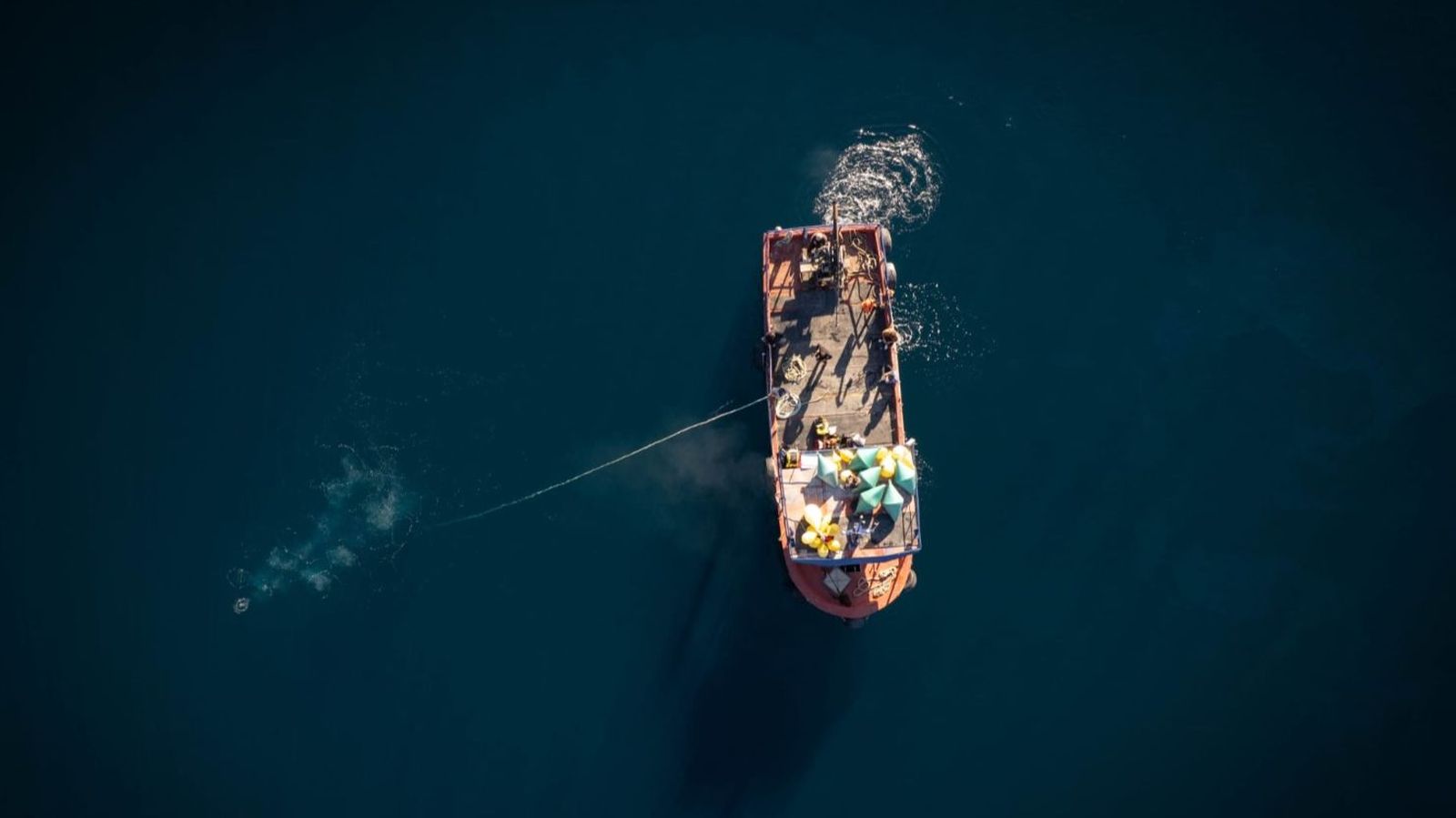 Imagen de la extracción de redes en el fondo marino en Salobreña