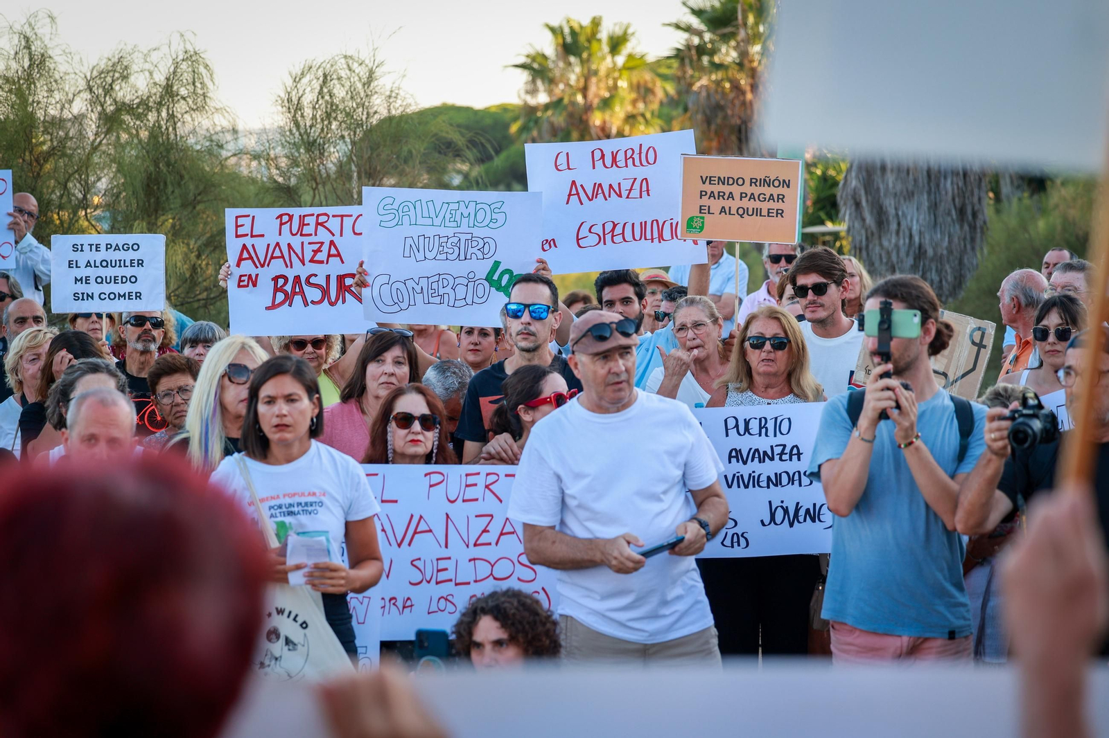 Las imágenes de la concentración en El Puerto contra el turismo de borrachera