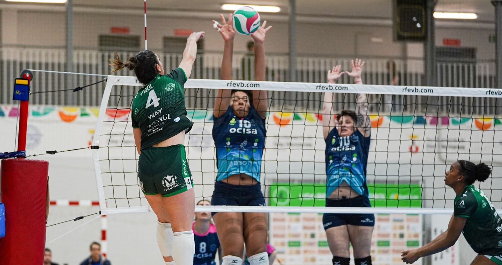 Lucía Prol remata contra el bloqueo del Haro Rioja Vóley.