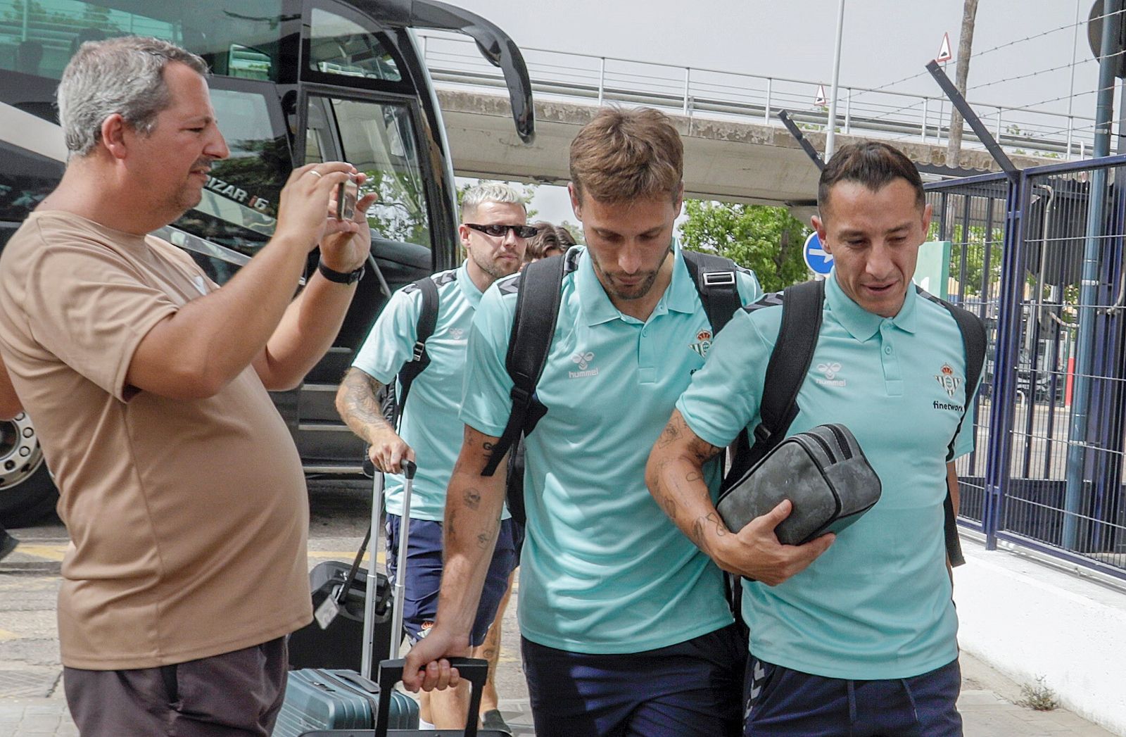 Canales, junto a Guardado, con la expedición verdiblanca para poner rumbo a Inglaterra.