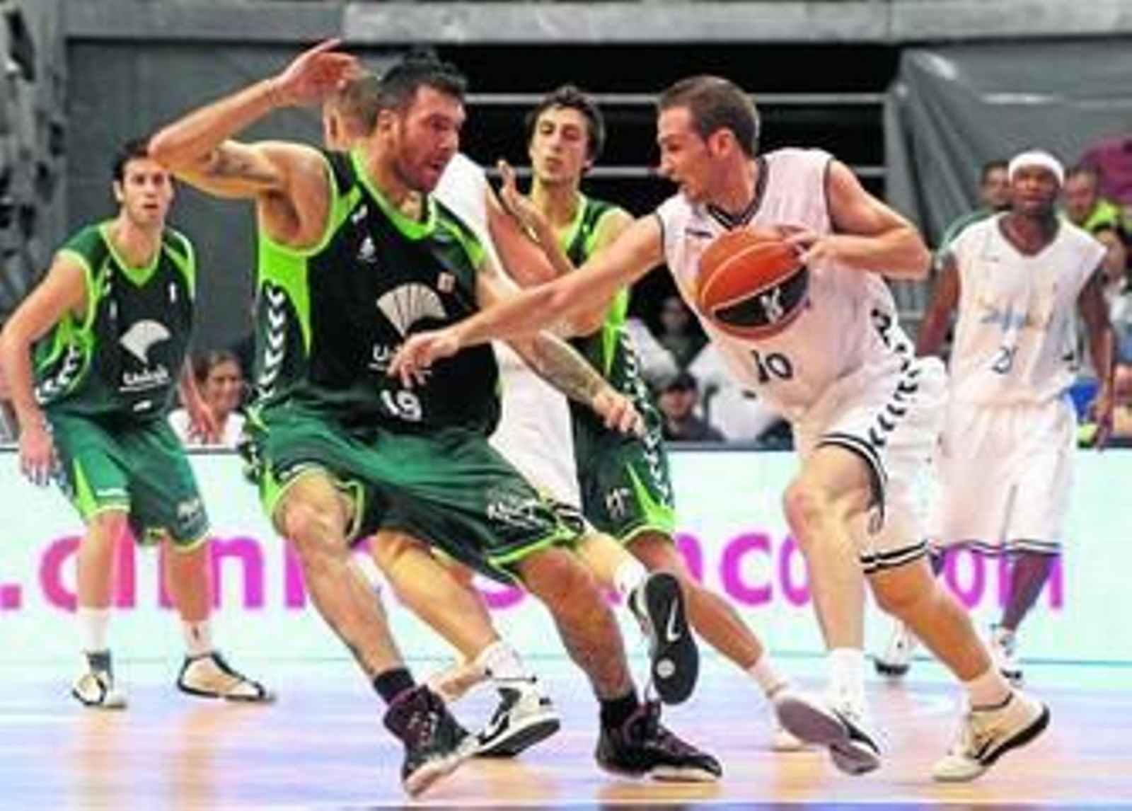 Guille Rubio, vistiendo la camiseta del Unicaja, defiende a Urtasun en un duelo de hace dos temporadas.