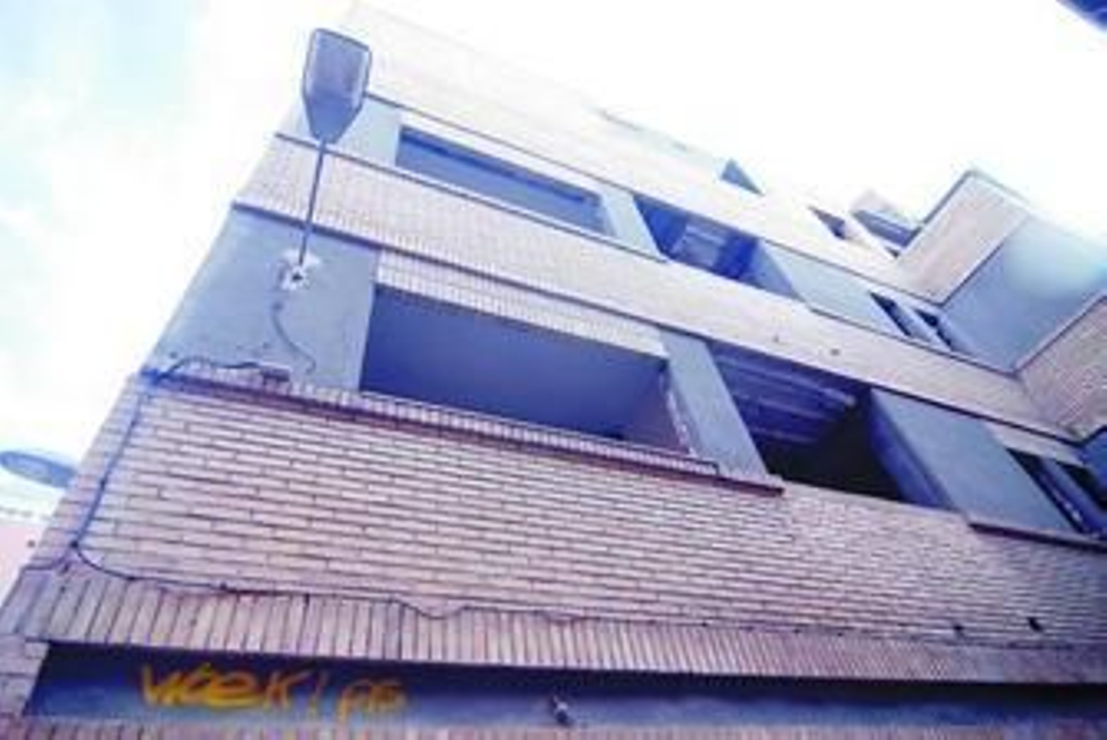 Los okupas engancharon un cable a una farola del edificio para conseguir suministro eléctrico de forma ilegal.