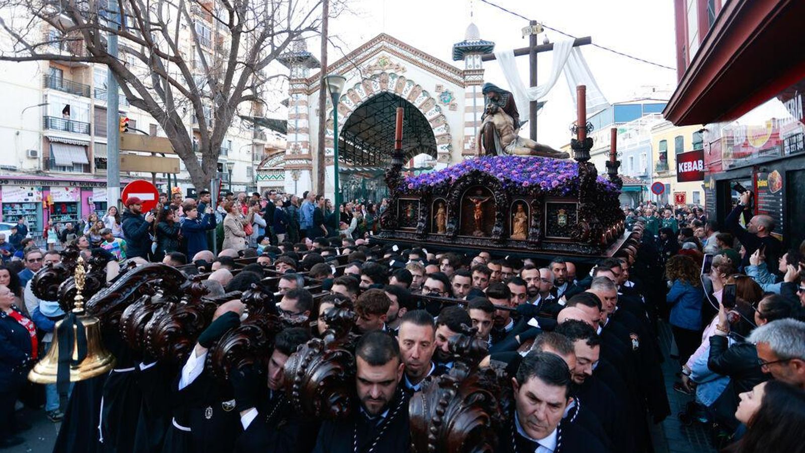 El trono de la Piedad delante del Mercado de Salamanca.