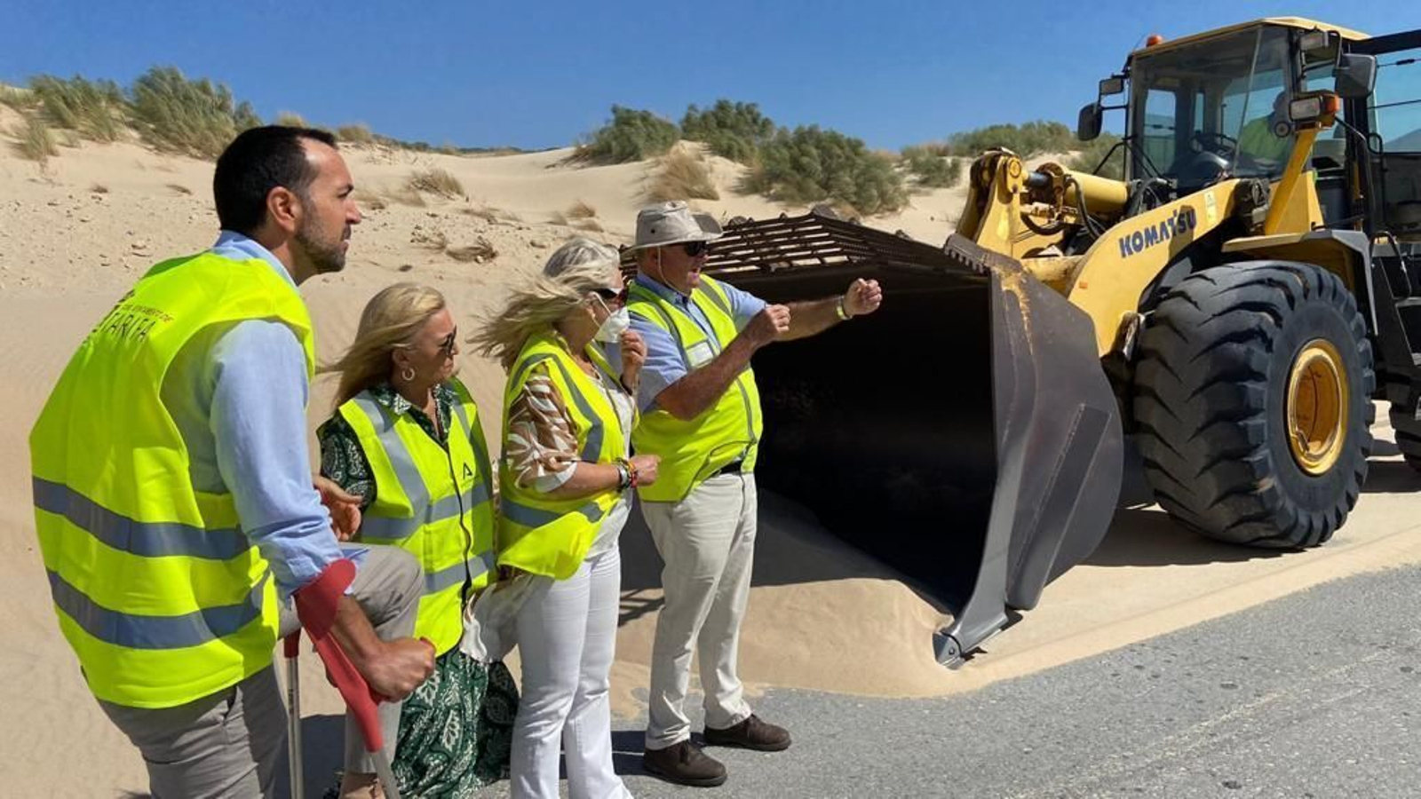 La Cajera coge la pala para limpiar de arena Punta Paloma