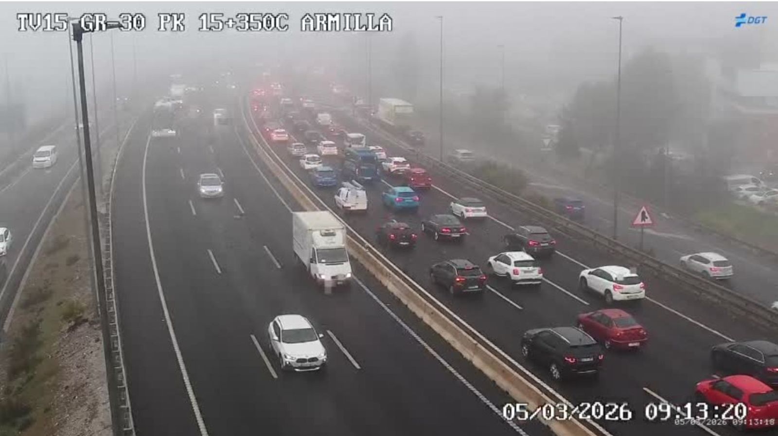Imagen de la Circunvalación de Granada en los accesos a Armilla, afectada por la densa niebla este jueves