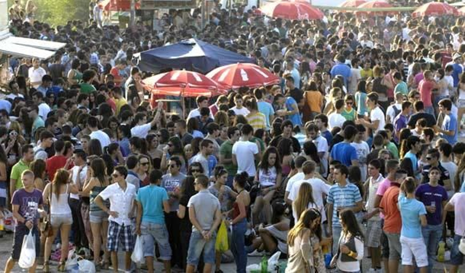 El Ayuntamiento intentó disuadir "desde el principio" la 'botellona'