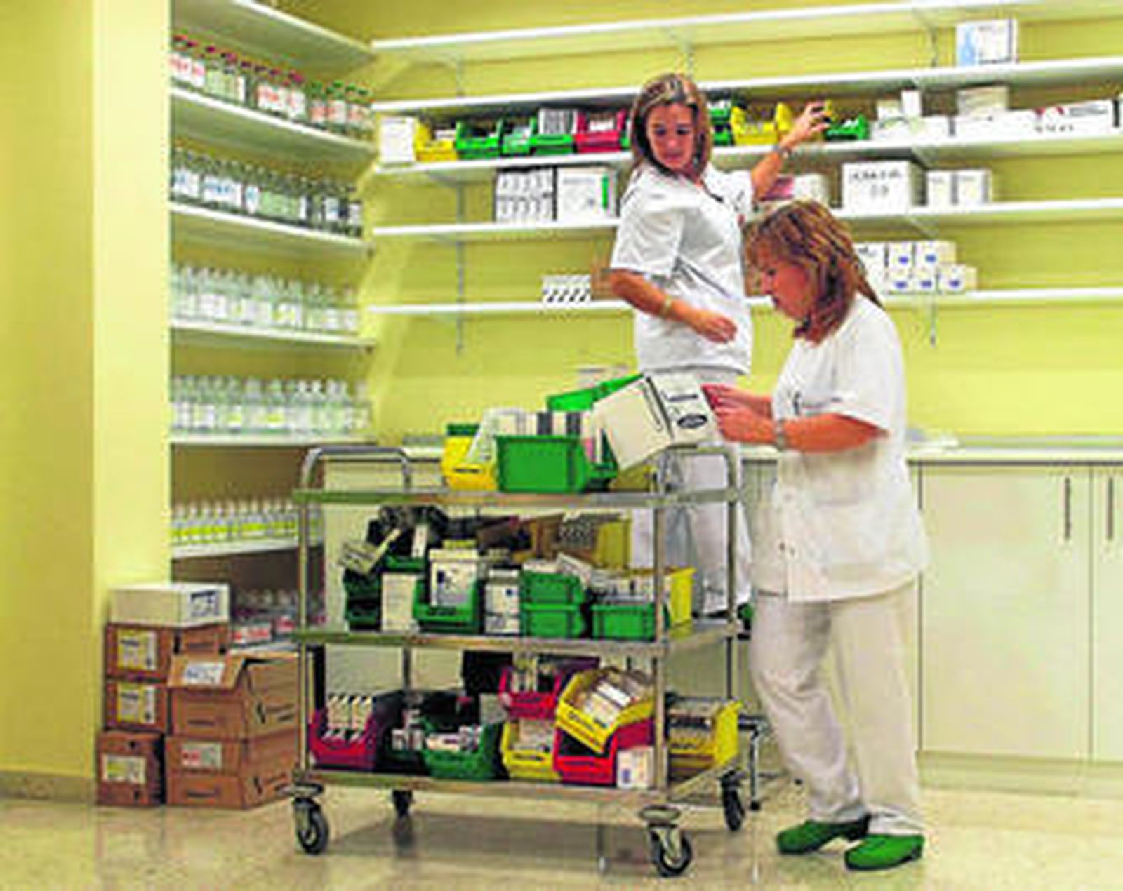 Traslado de medicamentos y productos sanitarios en la farmacia de un hospital.