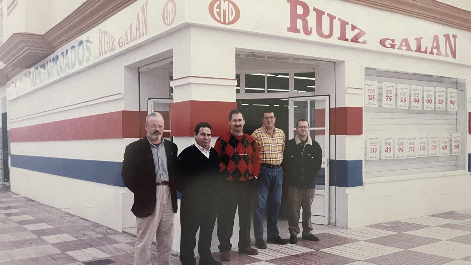 La familia Ruiz Galán, a las puertas de uno de los primeros supermercados en La Línea.