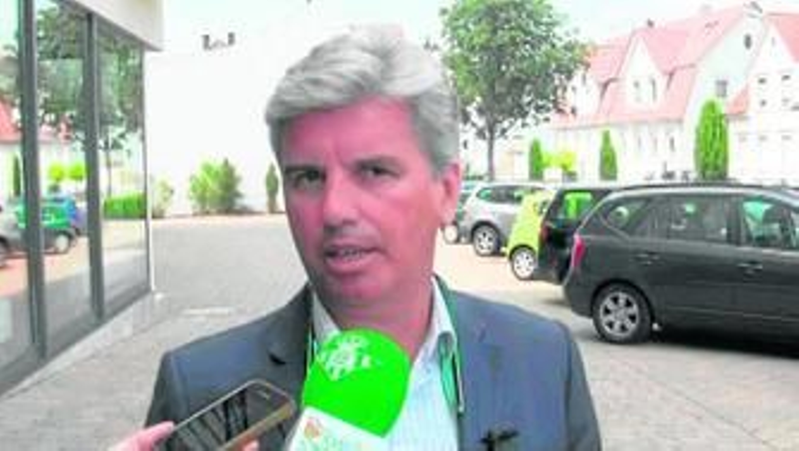 El presidente, Miguel Guillén, atienda a la radio oficial del club desde la concentración en tierras germanas.