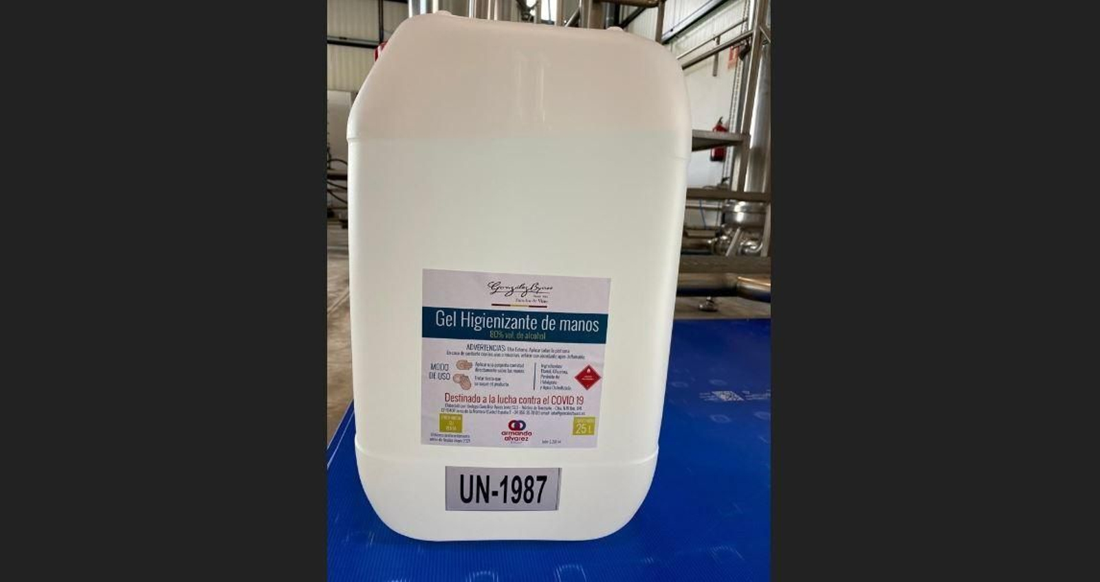 El gel higienizante de manos que elabora y distribuye González Byass desde su planta de Jerez.