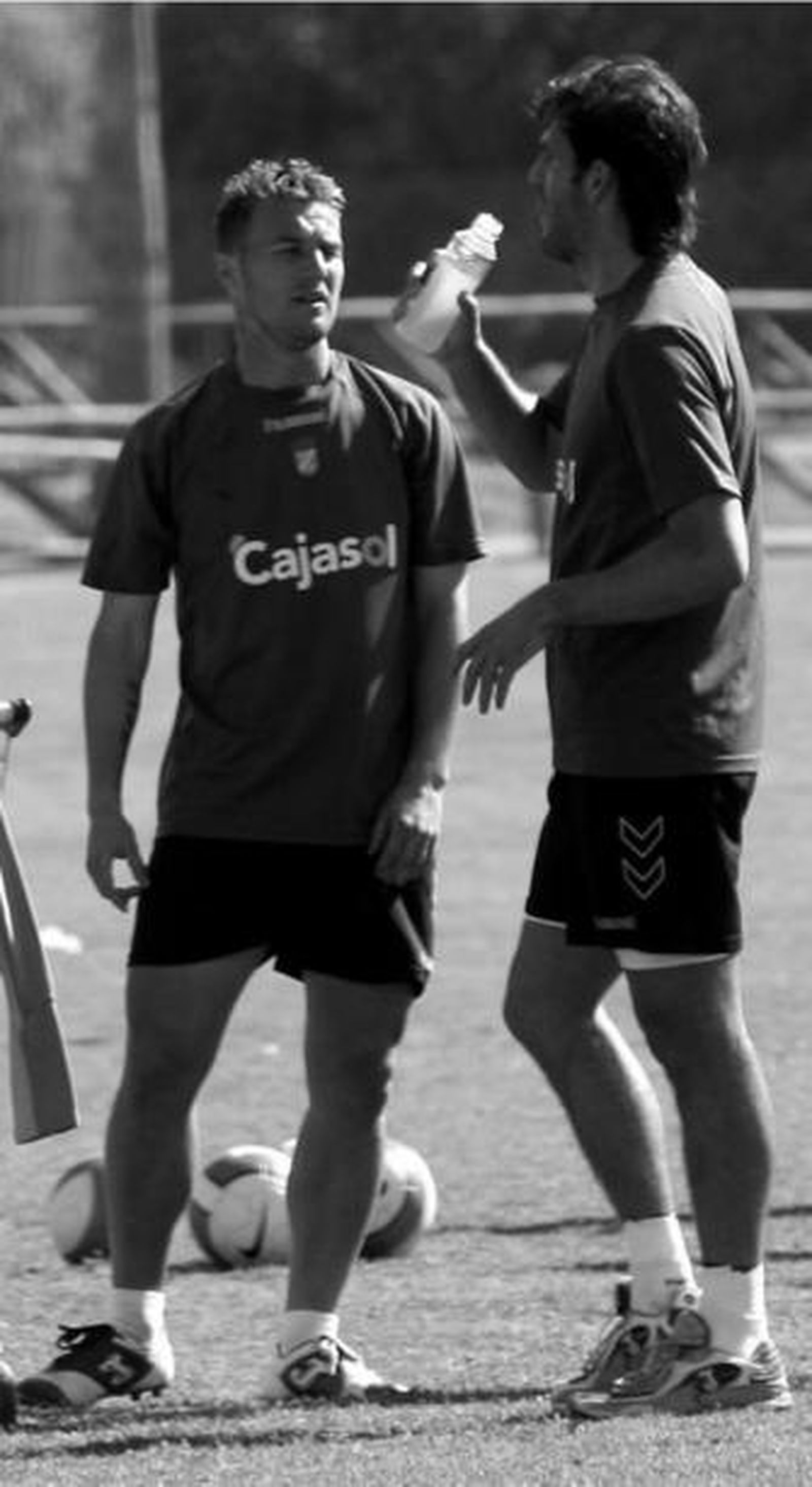 Antoñito y Yordi, refrescándose ayer en un receso del entrenamiento en la zona hípica.