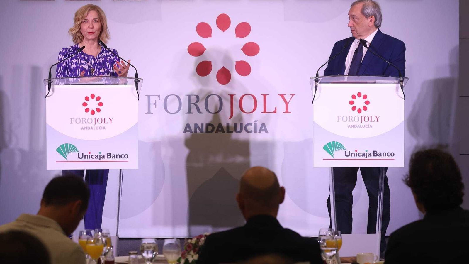 La presidenta de la FNMT, Isabel Valldecabres, con el director de Málaga Hoy, Antonio Méndez.