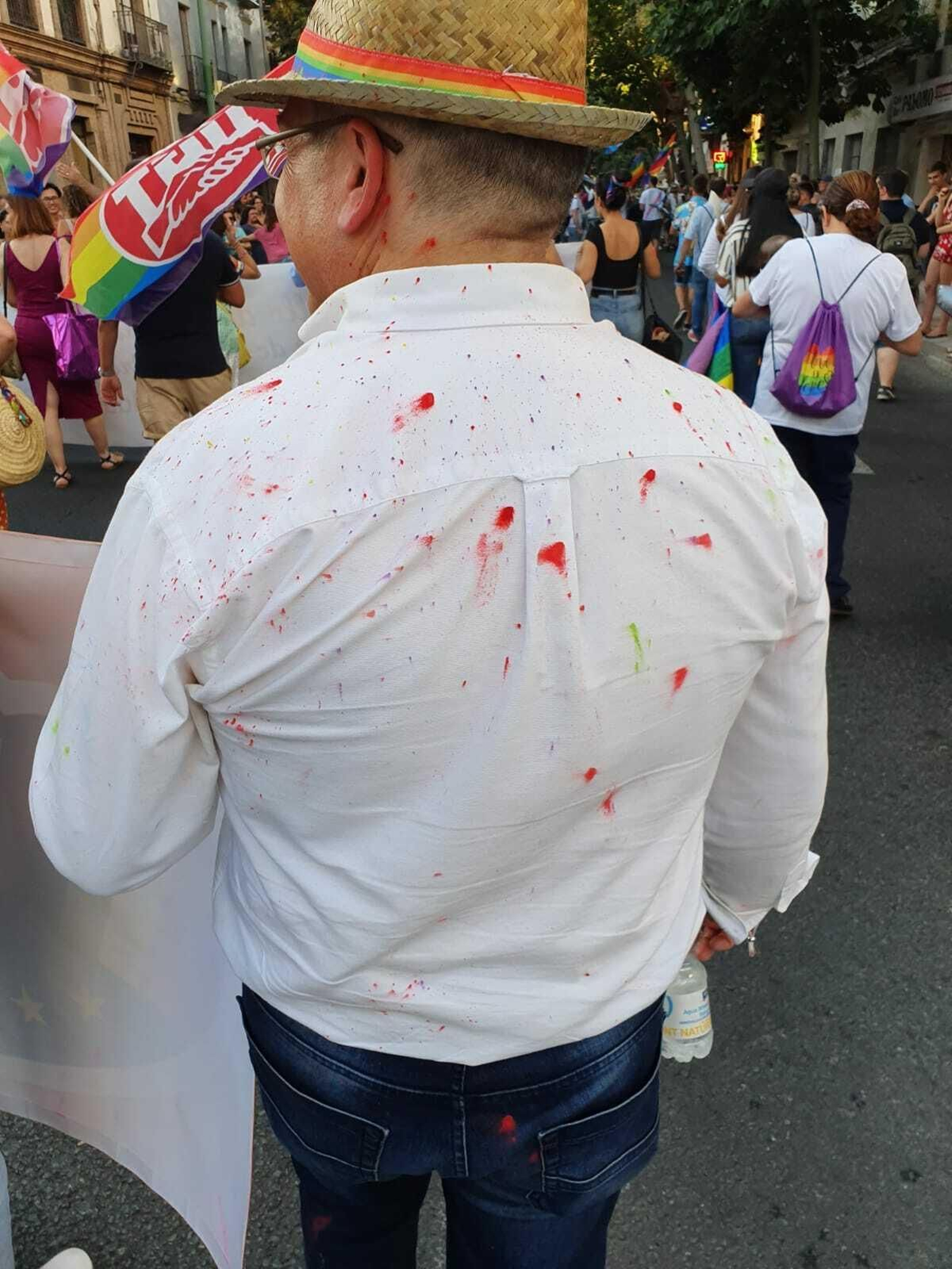 Un militante de Ciudadanos, lleno de pintura tras sufrir un ataque en la cabalgata del Orgullo.