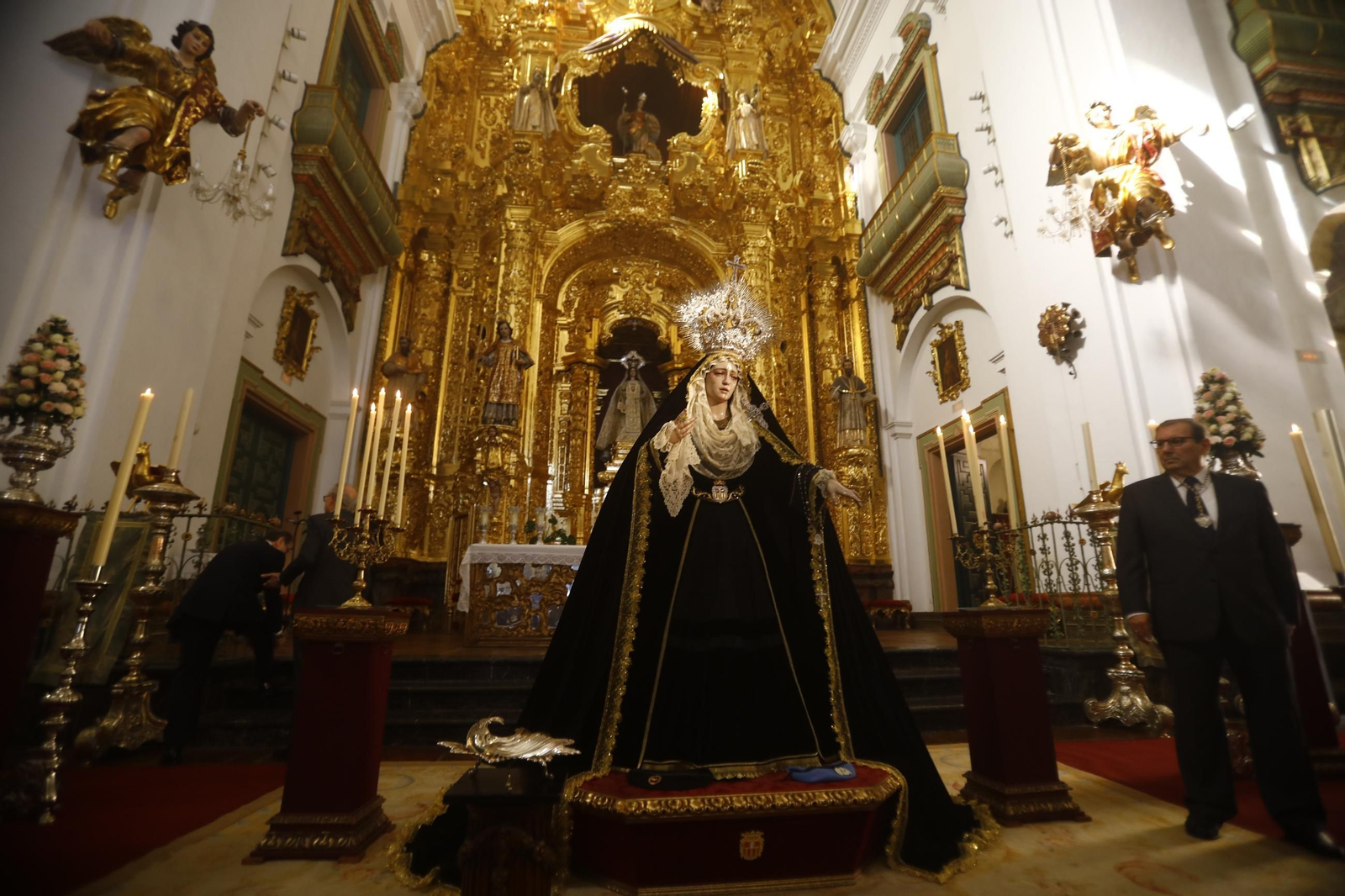 Las mejores fotos del besamanos de la Virgen de la Quinta Angustia de Córdoba