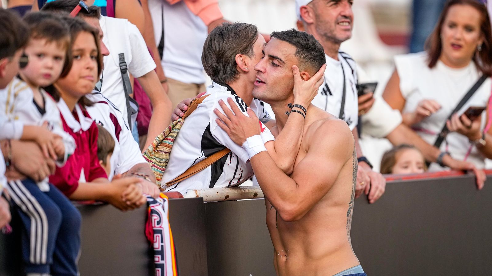 Carlos Isaac saluda a una aficionada en la visita del Córdoba CF al Albacete.