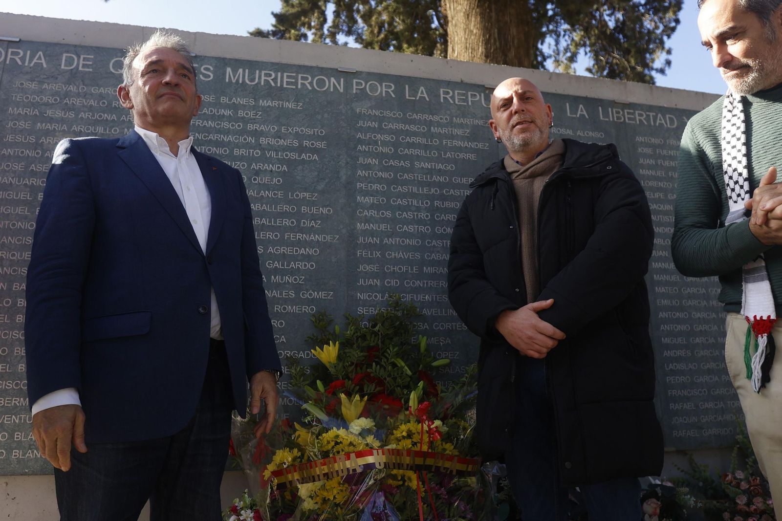 La ofrenda floral a las víctimas del franquismo con motivo del 50 aniversario del fin de la dictadura, en imágenes