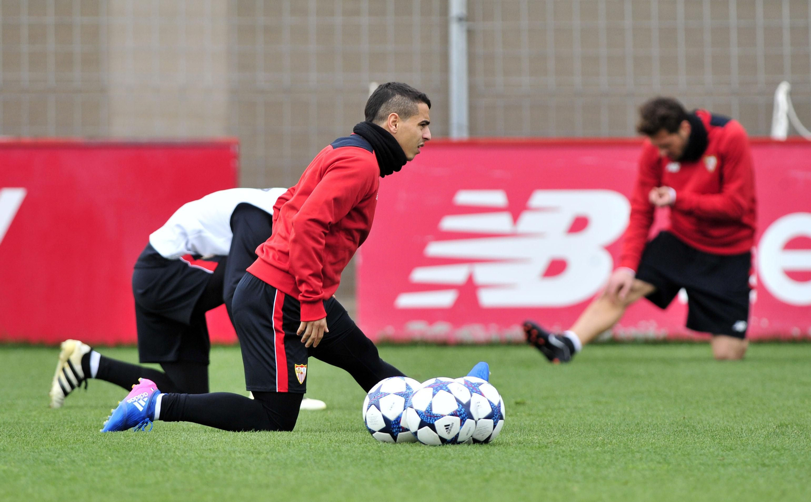 Ben Yedder hace estiramiemtos en la sesión de ayer, en la que estaban presentes los balones de la Champions.