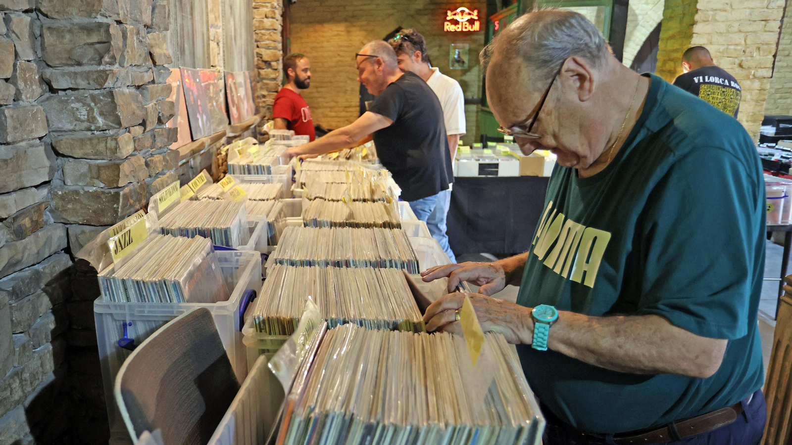 Buen ambiente en la I Feria del Disco en la Plaza Canterbury de Jerez