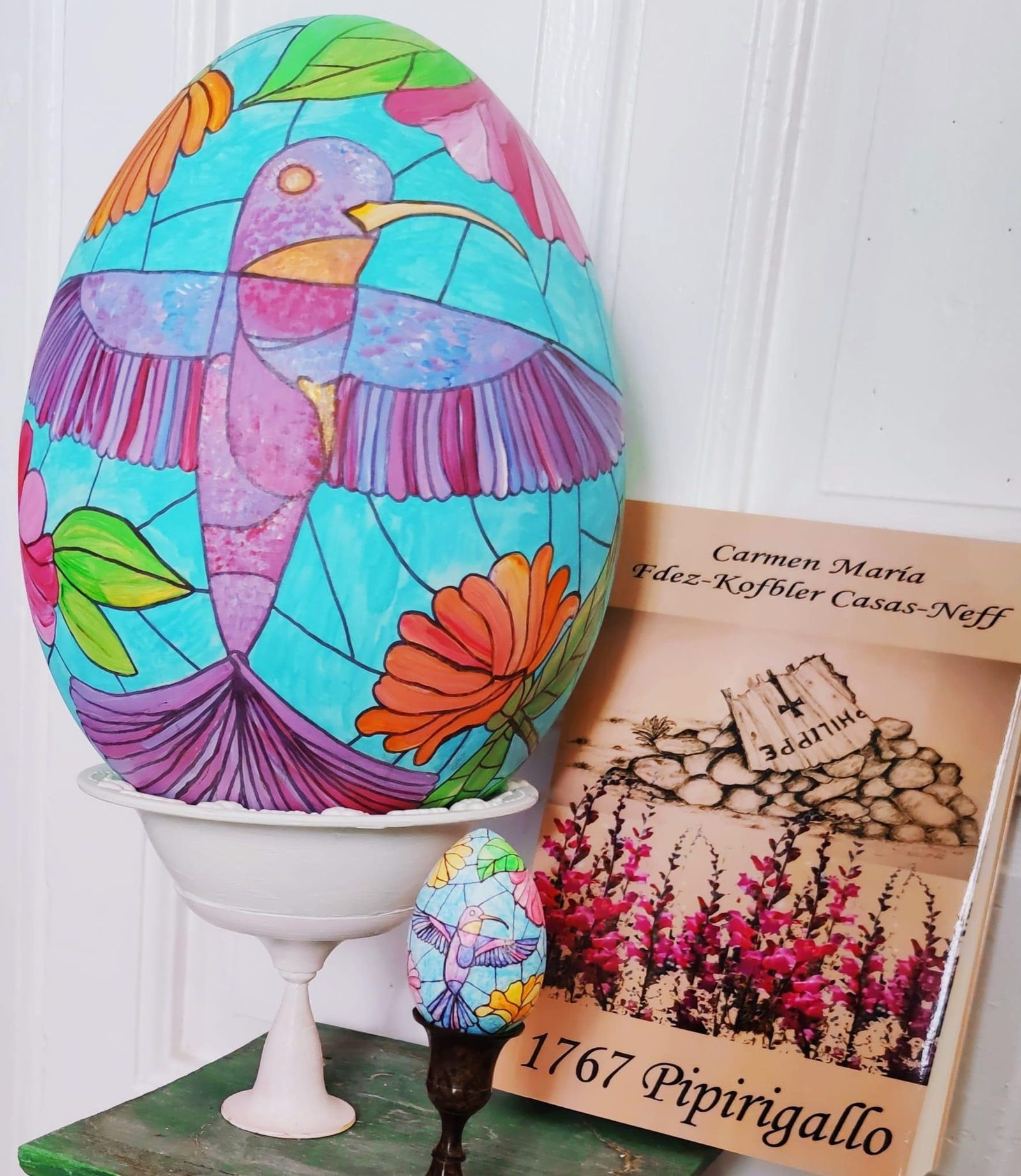 Huevo gigante que decora la casa de la divulgadora de esta tradición centroeuropea.