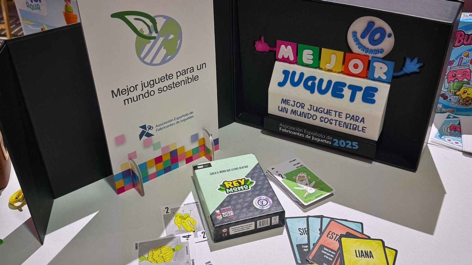 El juego 'Rey Mono', junto al galardón.