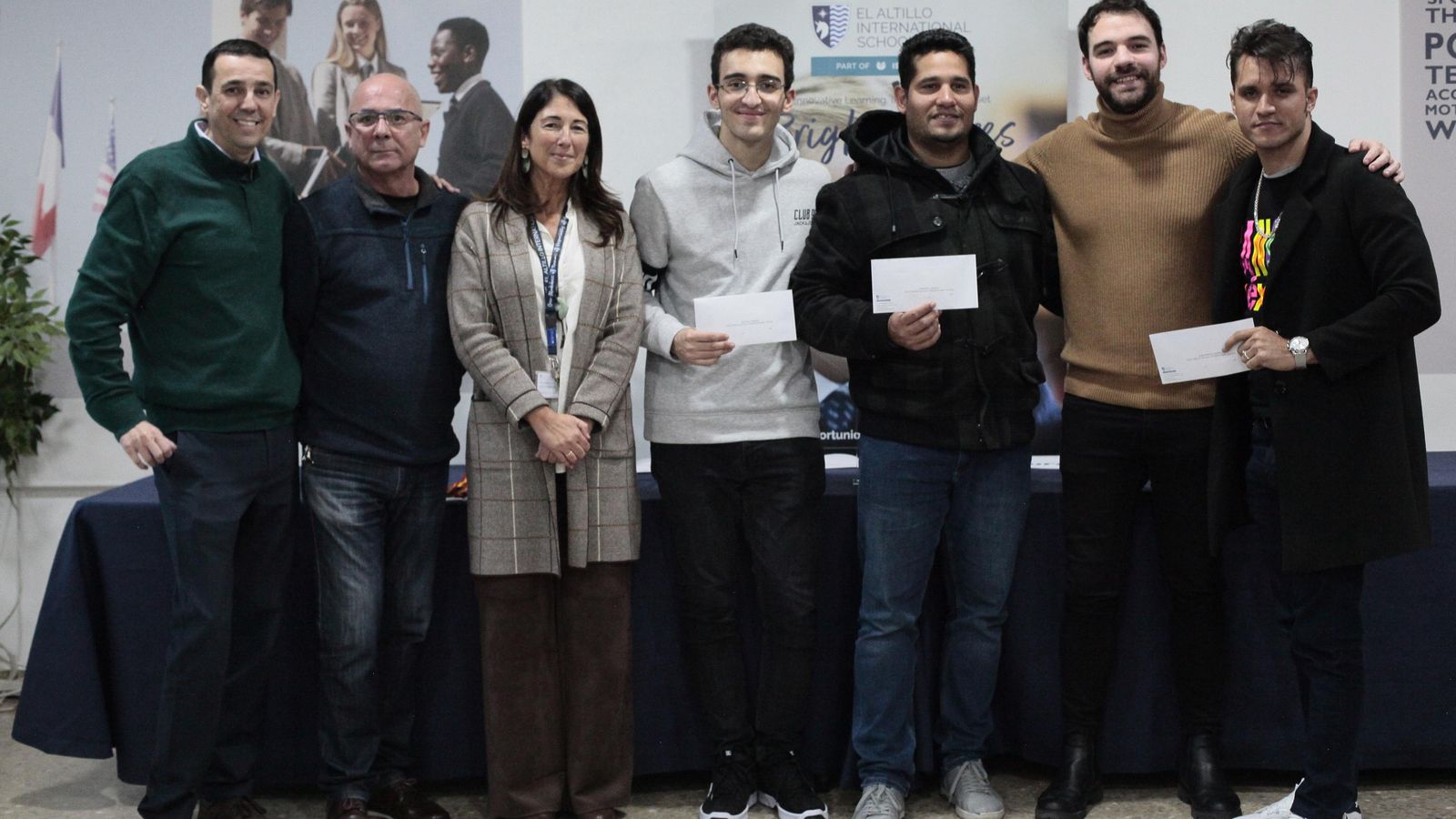 Los ganadores, junto a personal del Altillo School.