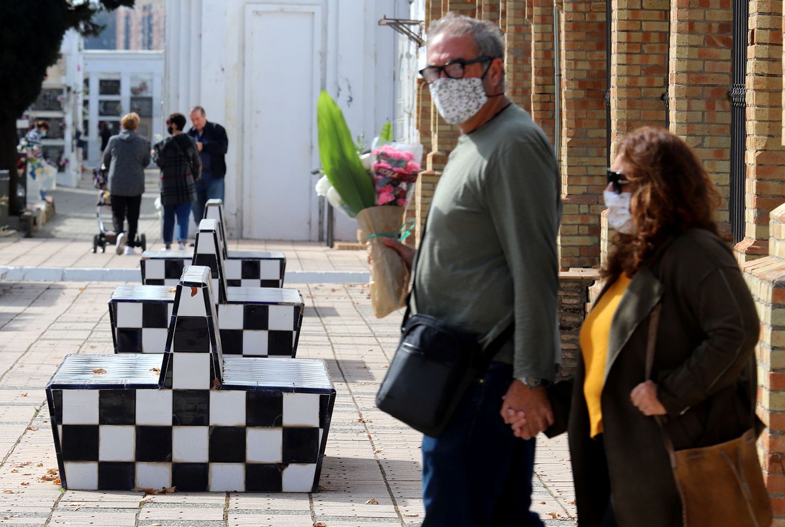 Imágenes de los preparativos en el cementerio de Huelva con motivo de la festividad de Todos los Santos