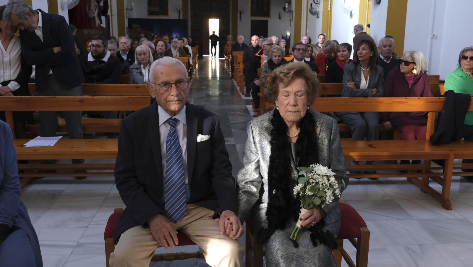 Brindis por 75 años de amor de Carmen y Roque, en imágenes