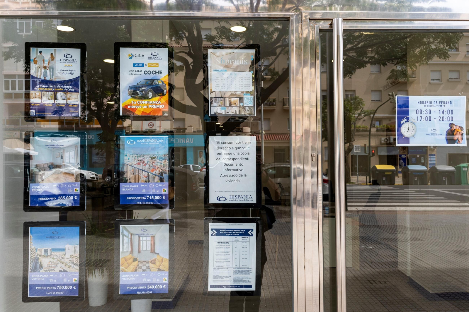 Escaparate de una inmobiliaria en Cádiz.