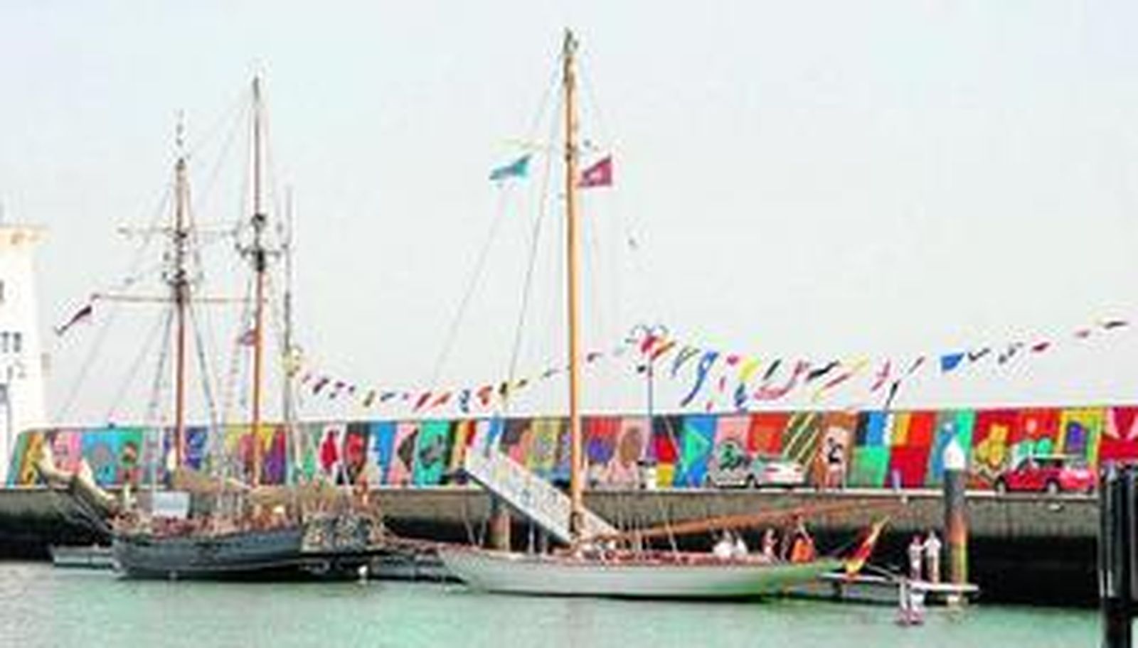 Puerto Sherry luce sus mejores galas para recibir oficialmente al velero Hispania, que aparece en la imagen situado detrás de la goleta Sadko.