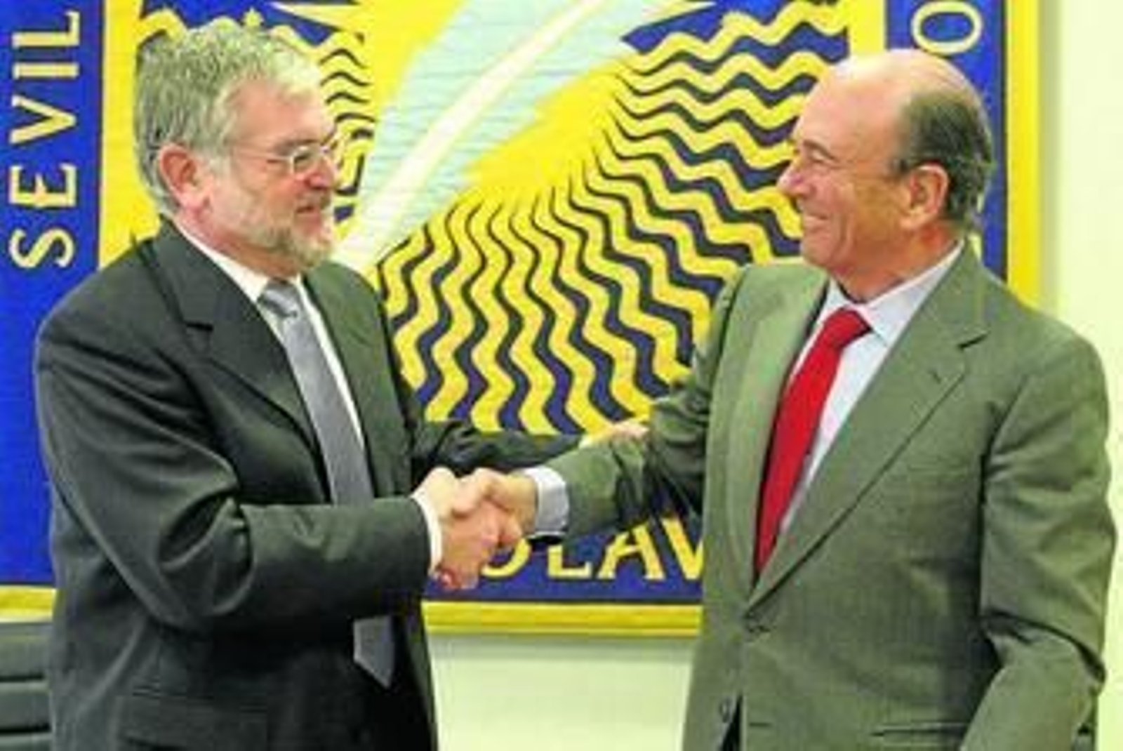 Vicente Guzmán, rector de la UPO, saluda a Emilio Botín.