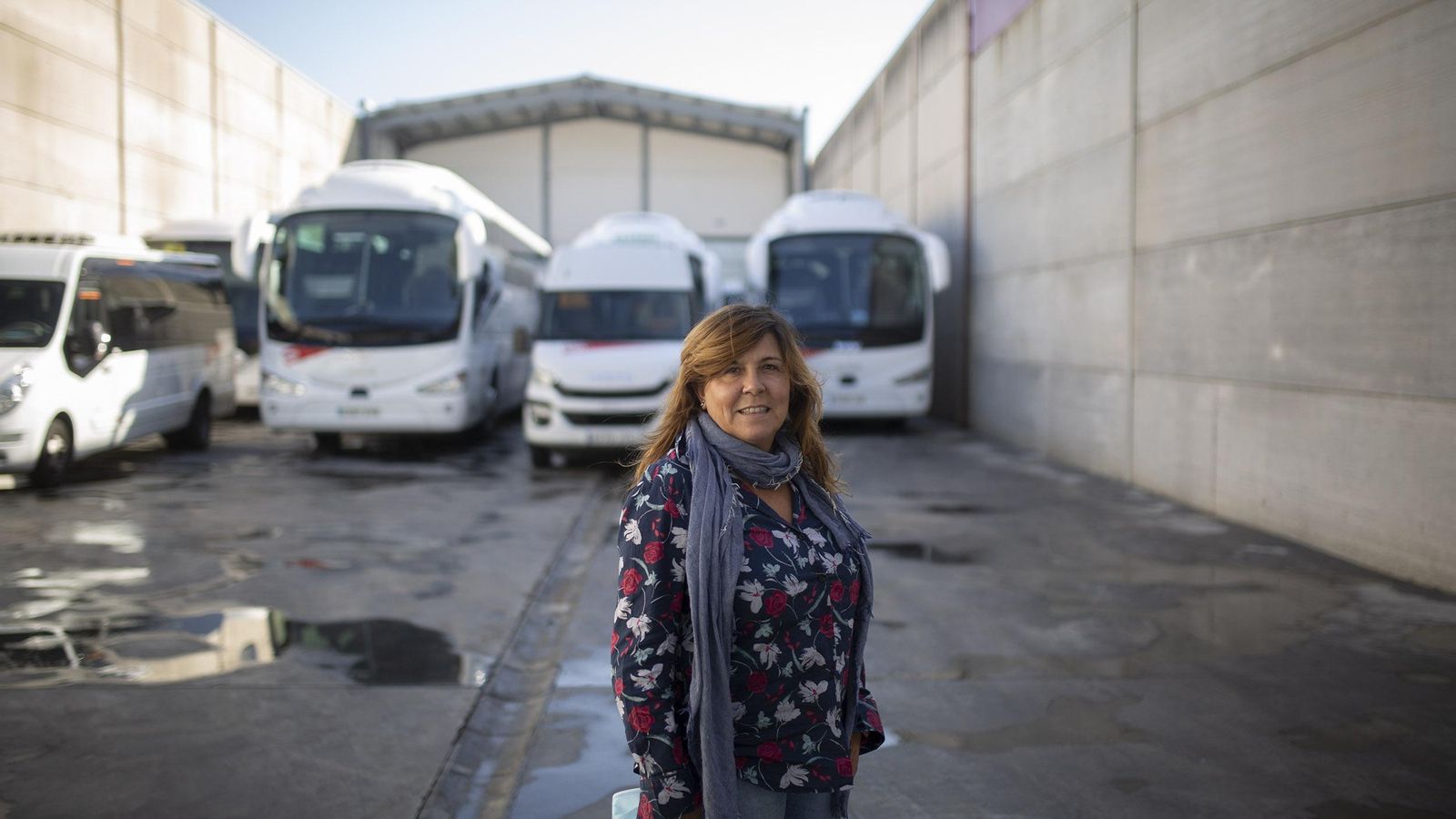 Una de las empleadas de Autocares Barrero, en Sevilla.