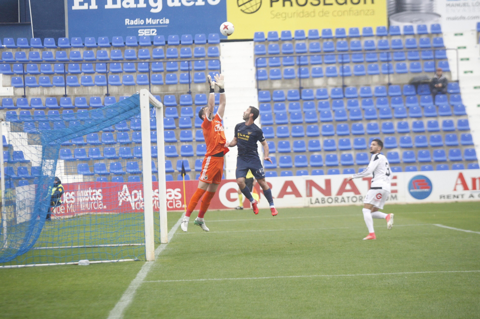 El meta Alberto, que debutó en La Condomina, se hace con un balón aéreo.