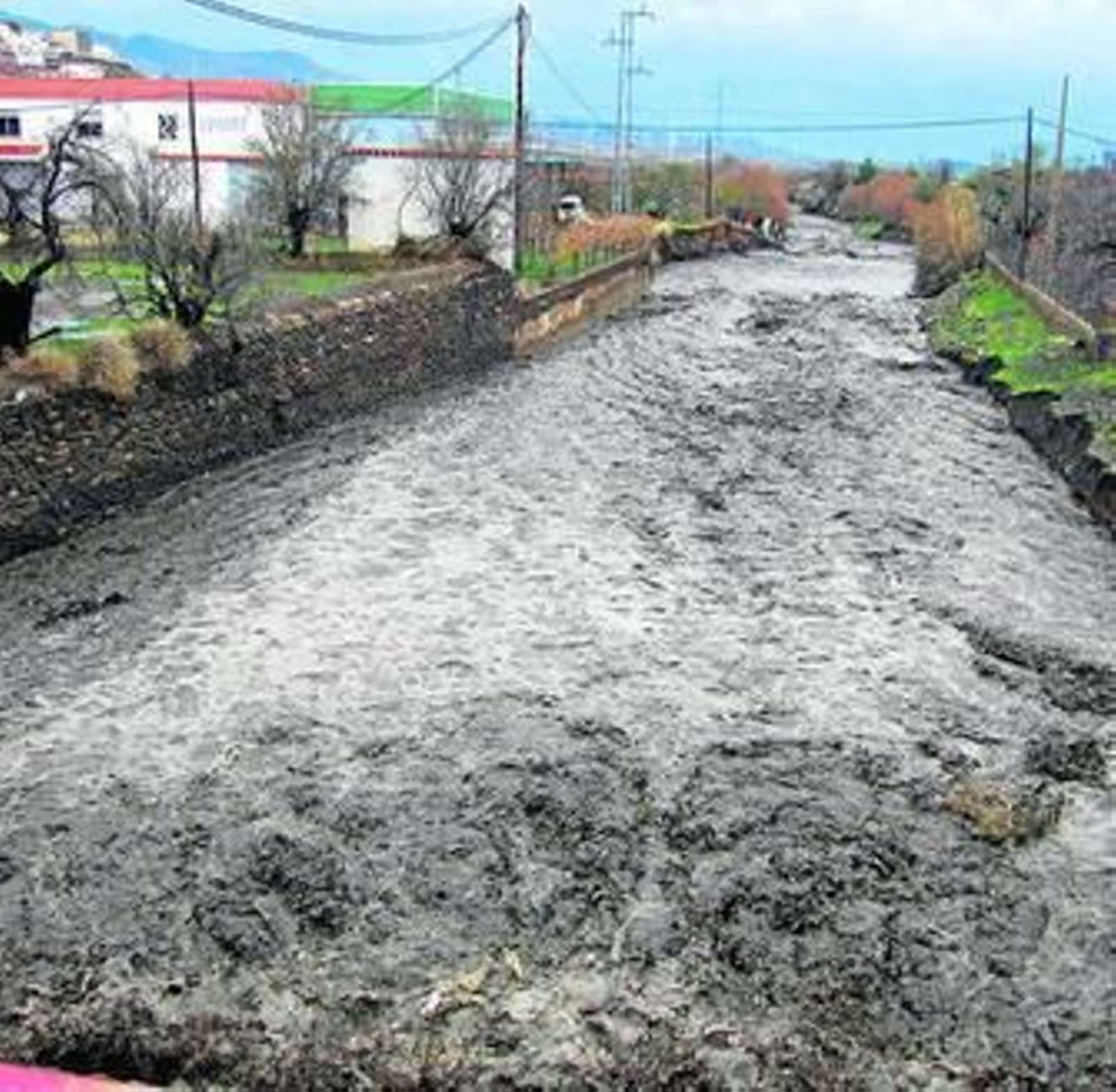El Río Nacimiento a su paso por la Avenida Juan Aparicio del municipio de Fiñana.