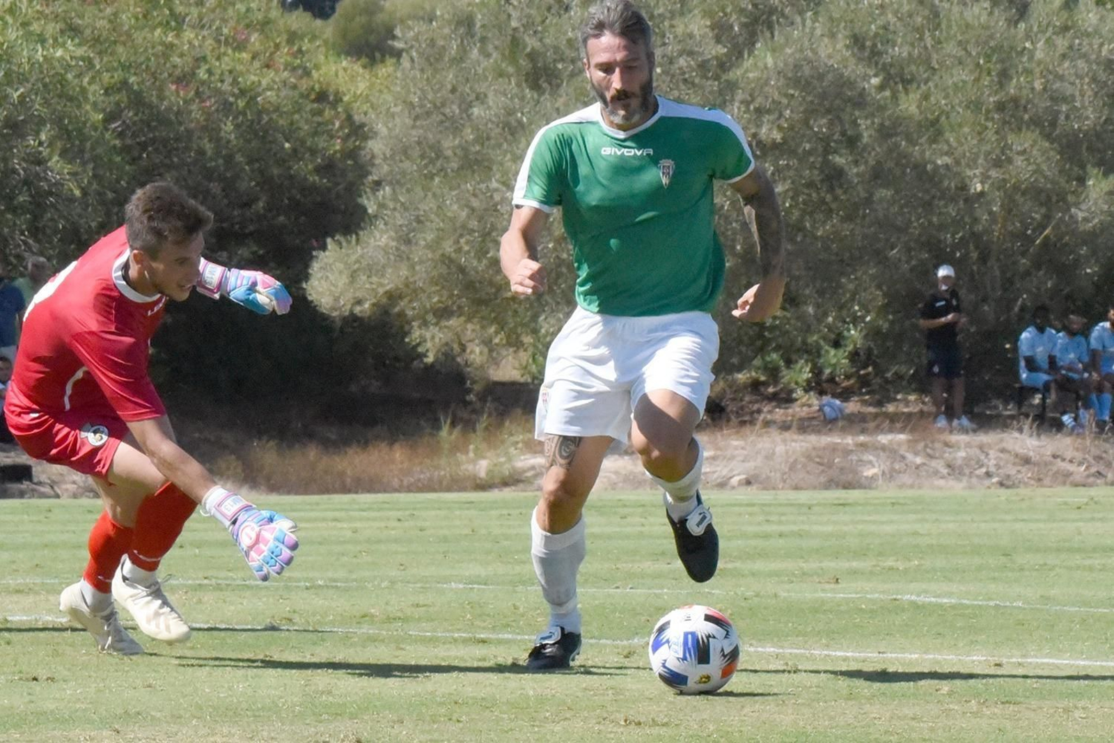 Nacho Miras sale al paso de Piovaccari en el Balona-Córdoba de pretemporada