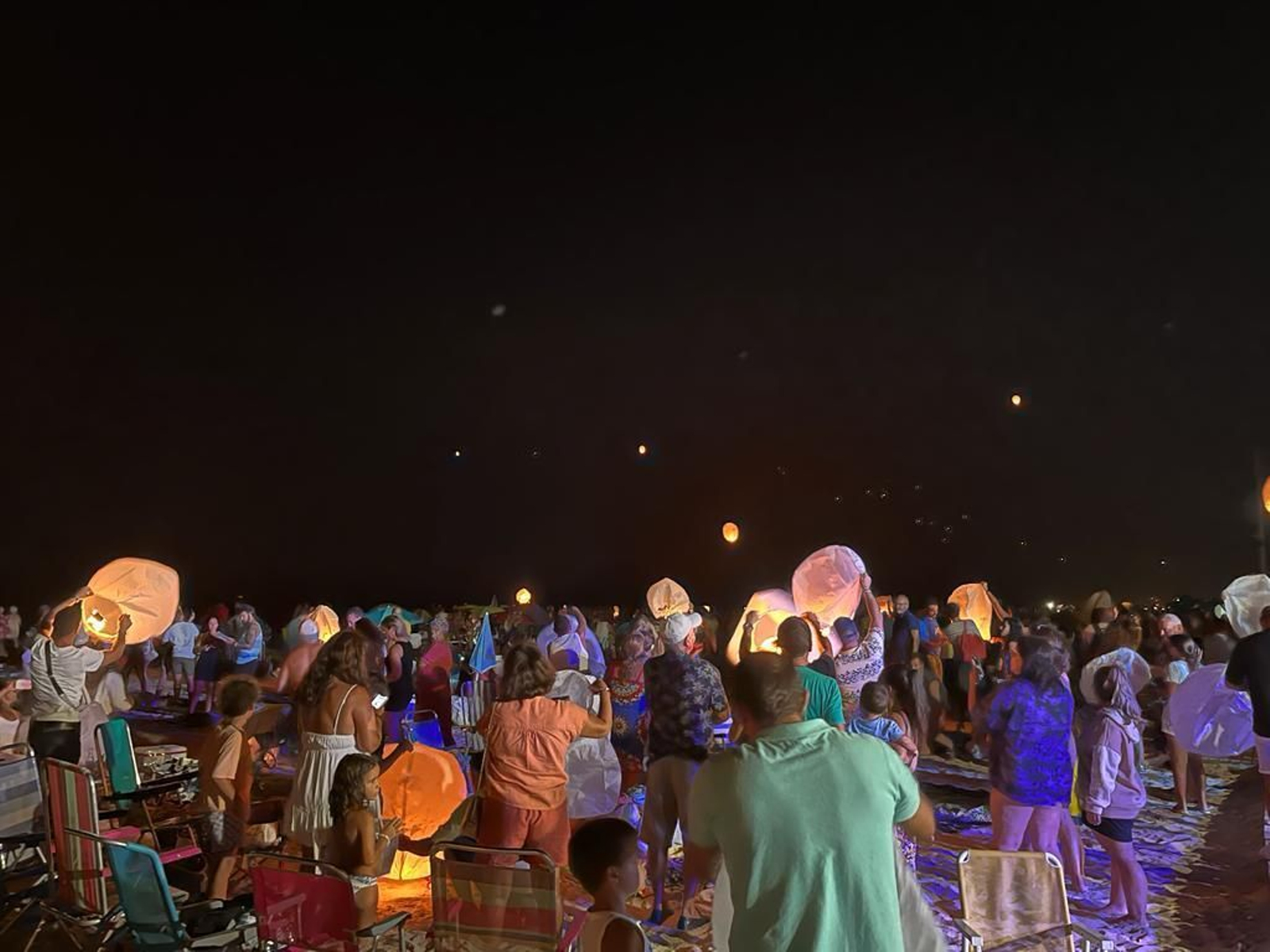Suelta de farolillos en la playa de Camposoto el año pasado durante la celebración del 'See you sun'. Suelta de farolillos en la playa de Camposoto el año pasado durante la celebración del 'See you sun'.