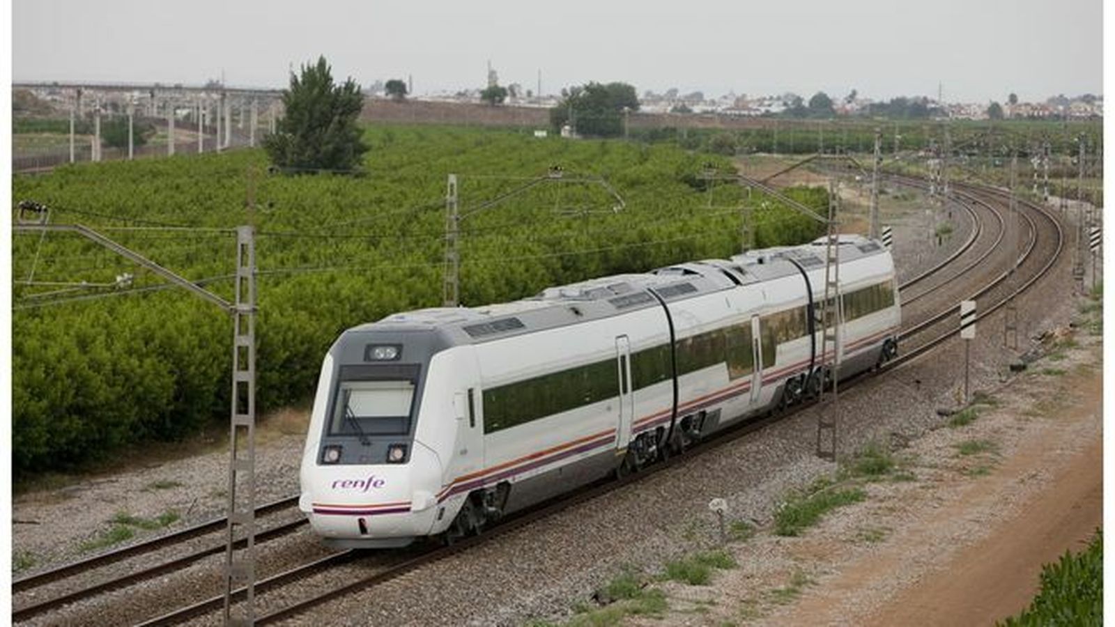 Un tren de media distancia durante su recorrido.