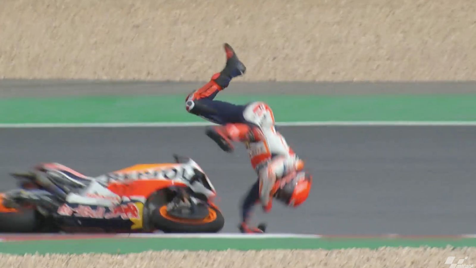 Márquez sufrió una caída 'por orejas' en Portimao.