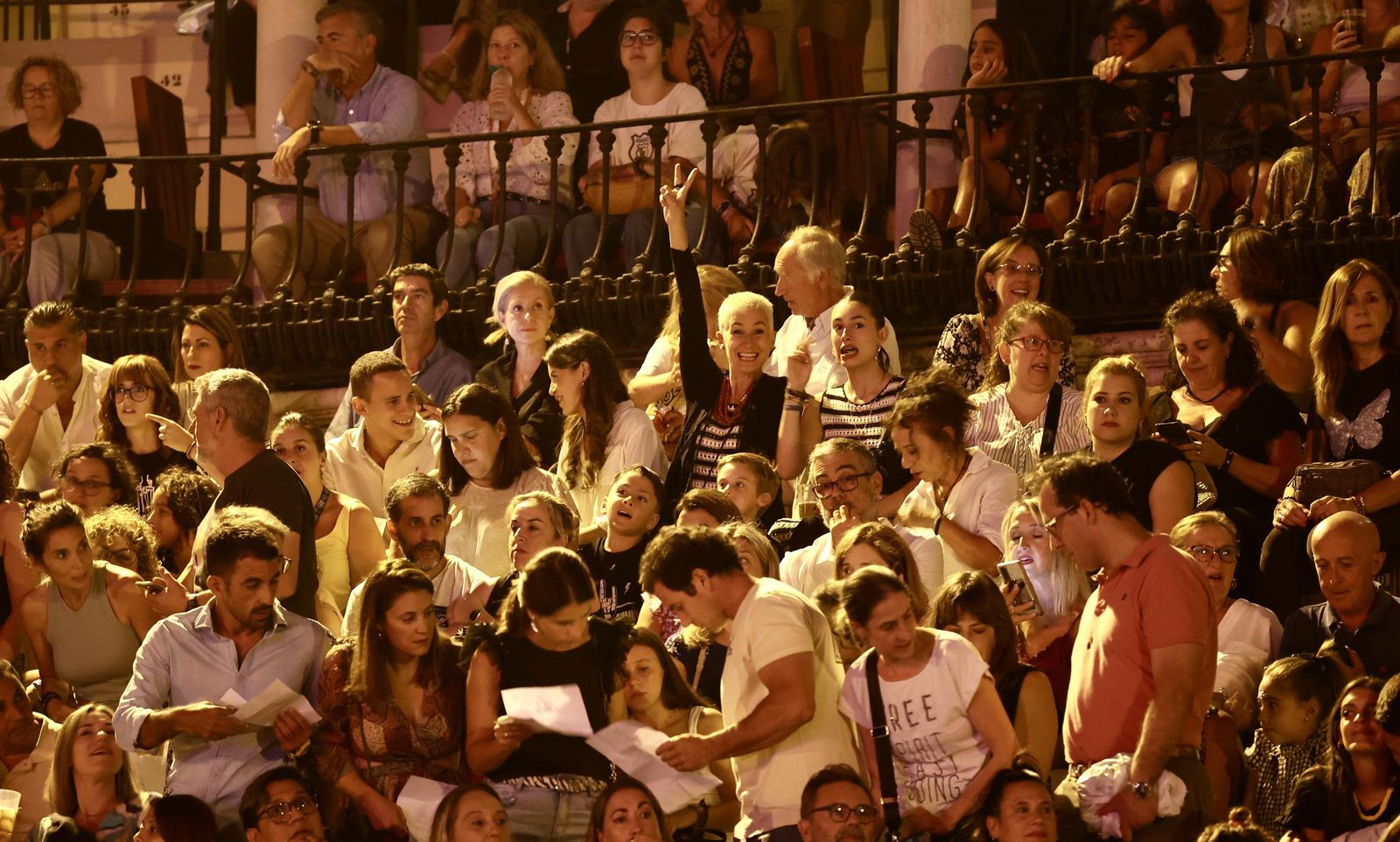 Búscate en el concierto de Hombres G