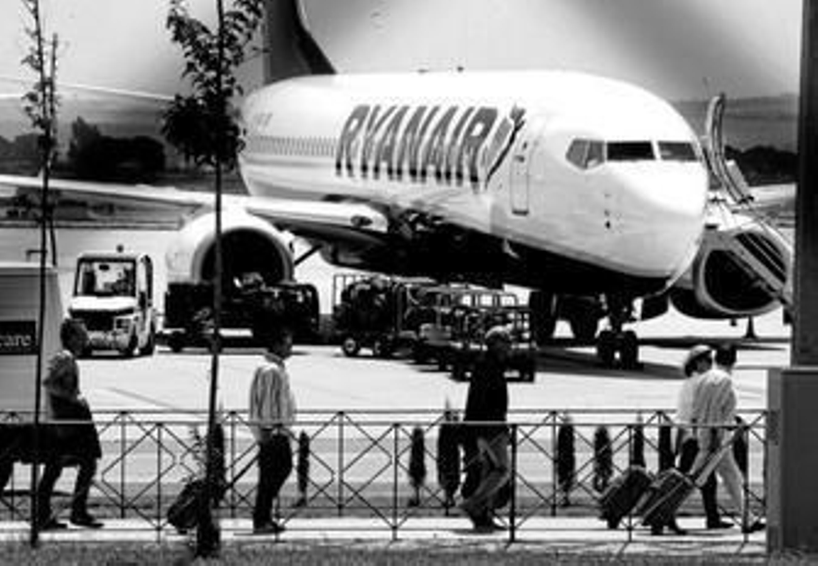 Pasajeros se dirigen a la terminal de llegadas tras aterrizar su vuelo en el aeropuerto de Jerez.