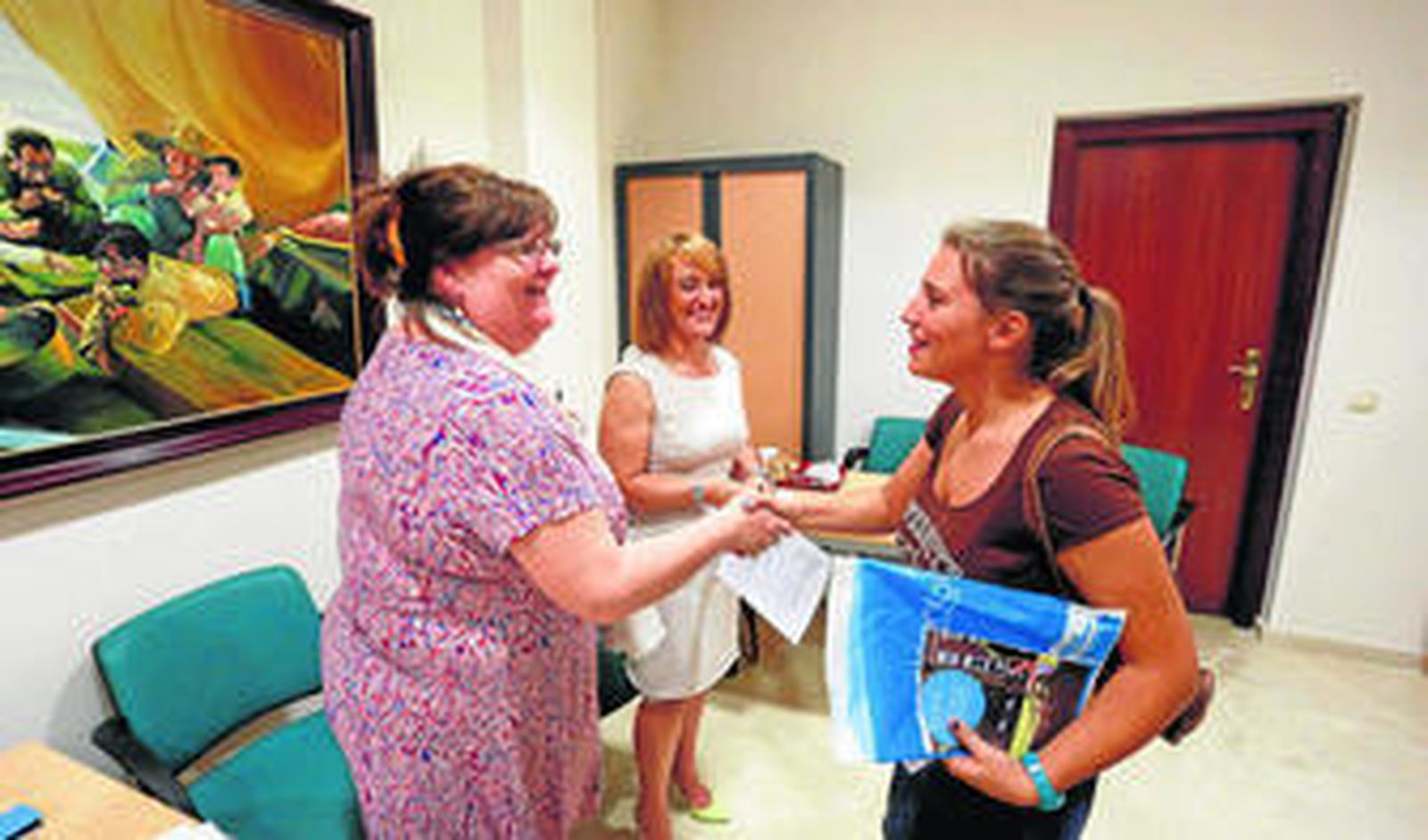 Una enfermera (derecha) inscrita en el reclutamiento que el sistema británico de salud hizo en junio pasado en Málaga.