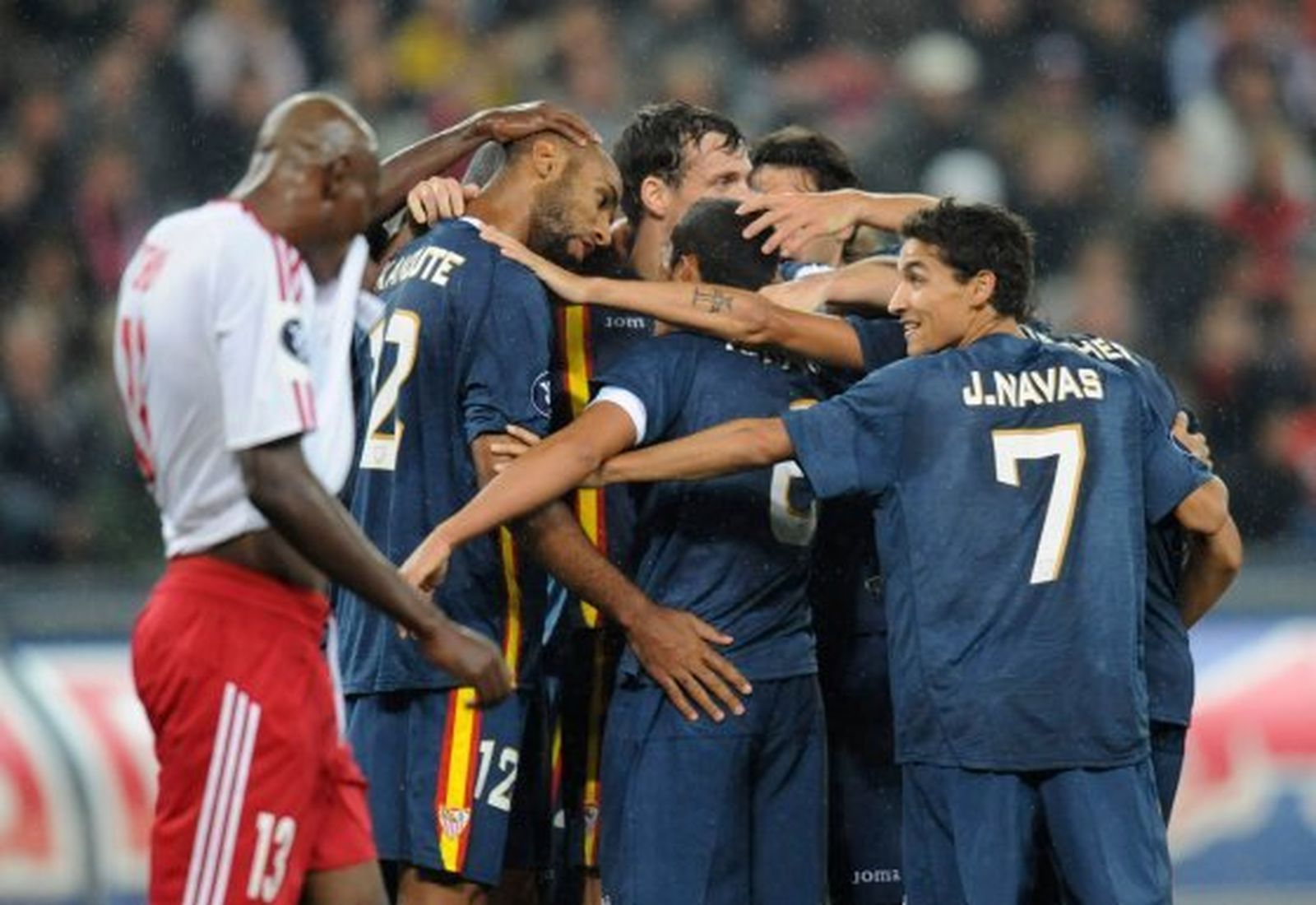 Jesús Navas felicita a Kanouté tras uno de sus goles al Salzburgo en octubre de 2008.