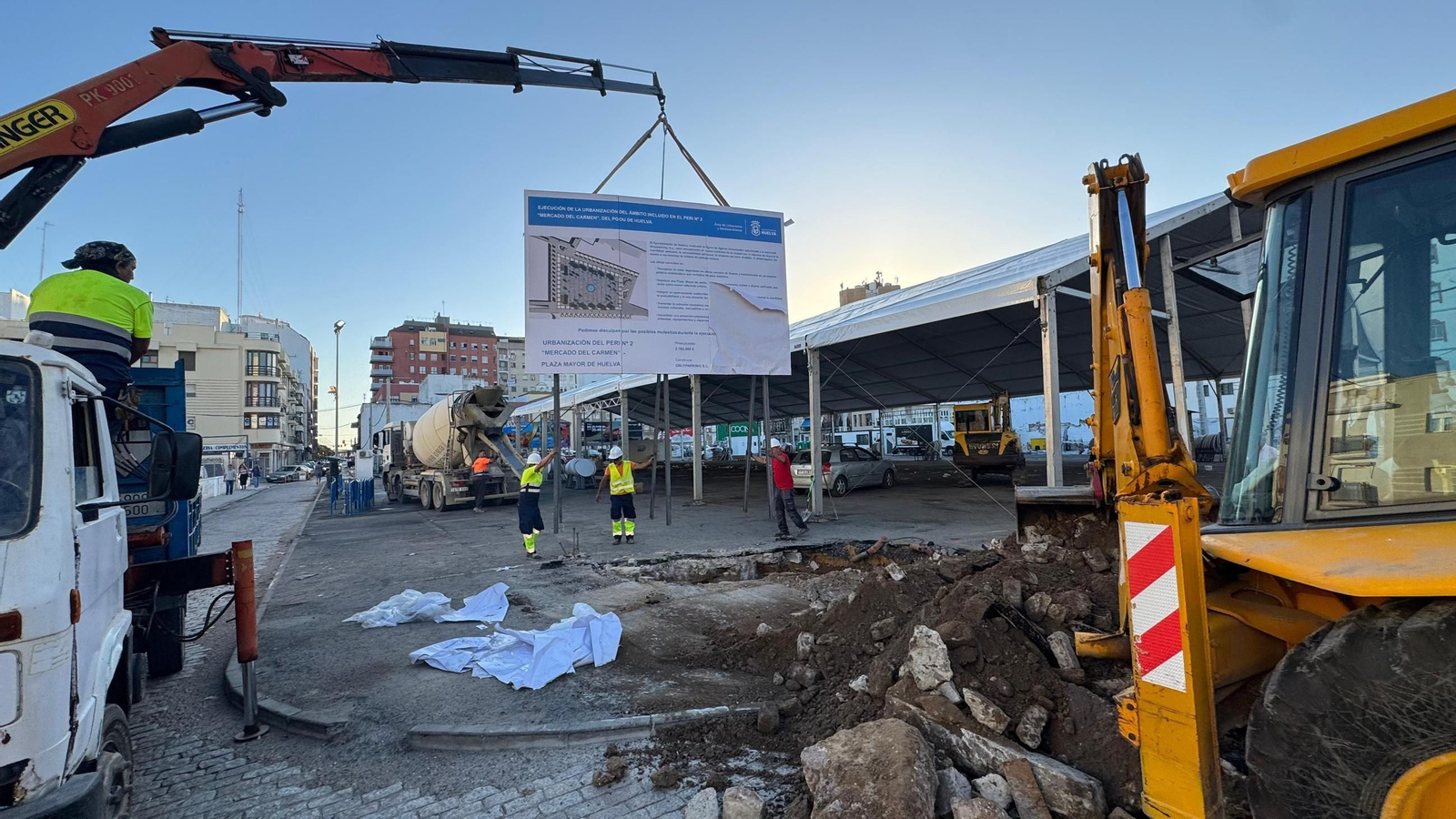 Colocación de la señalización en el solar.